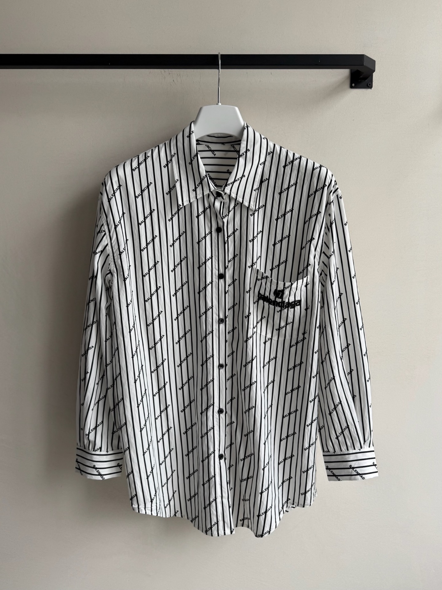 Balenciag*🆕新款，休闲宽松衬衣，随性chill搭配风格ＳＭＬ.