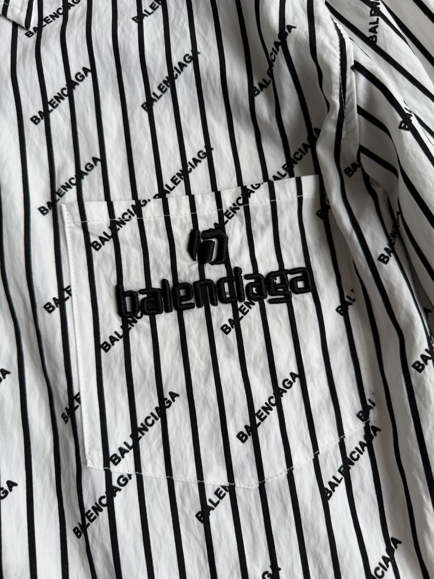 Balenciag*🆕新款，休闲宽松衬衣，随性chill搭配风格ＳＭＬ.
