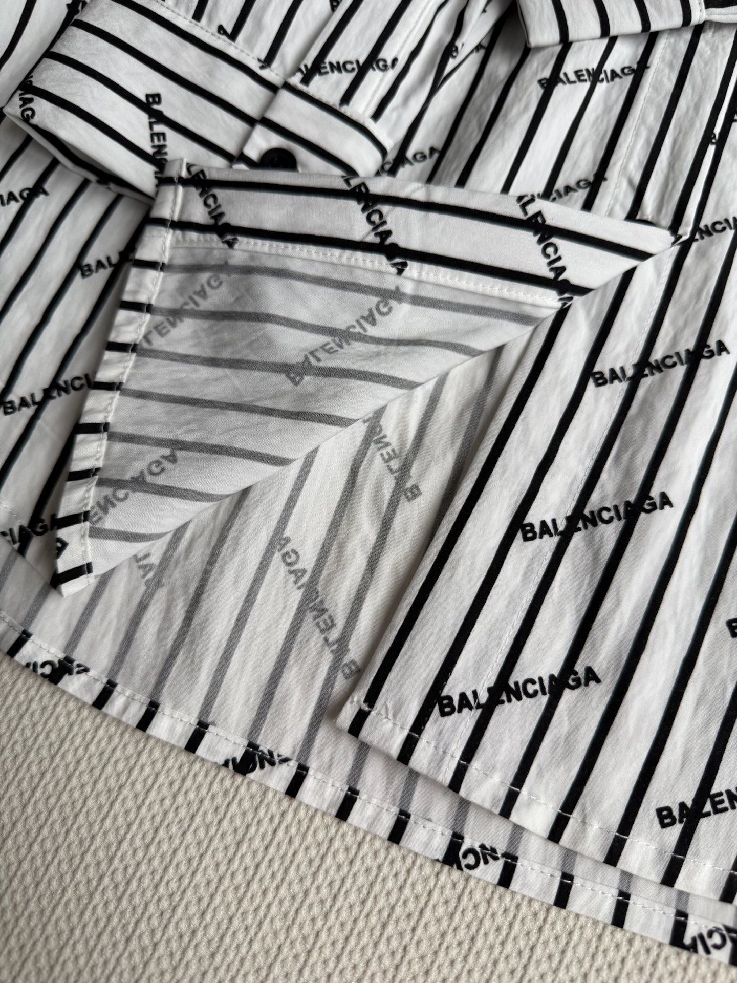 Balenciag*🆕新款，休闲宽松衬衣，随性chill搭配风格ＳＭＬ.
