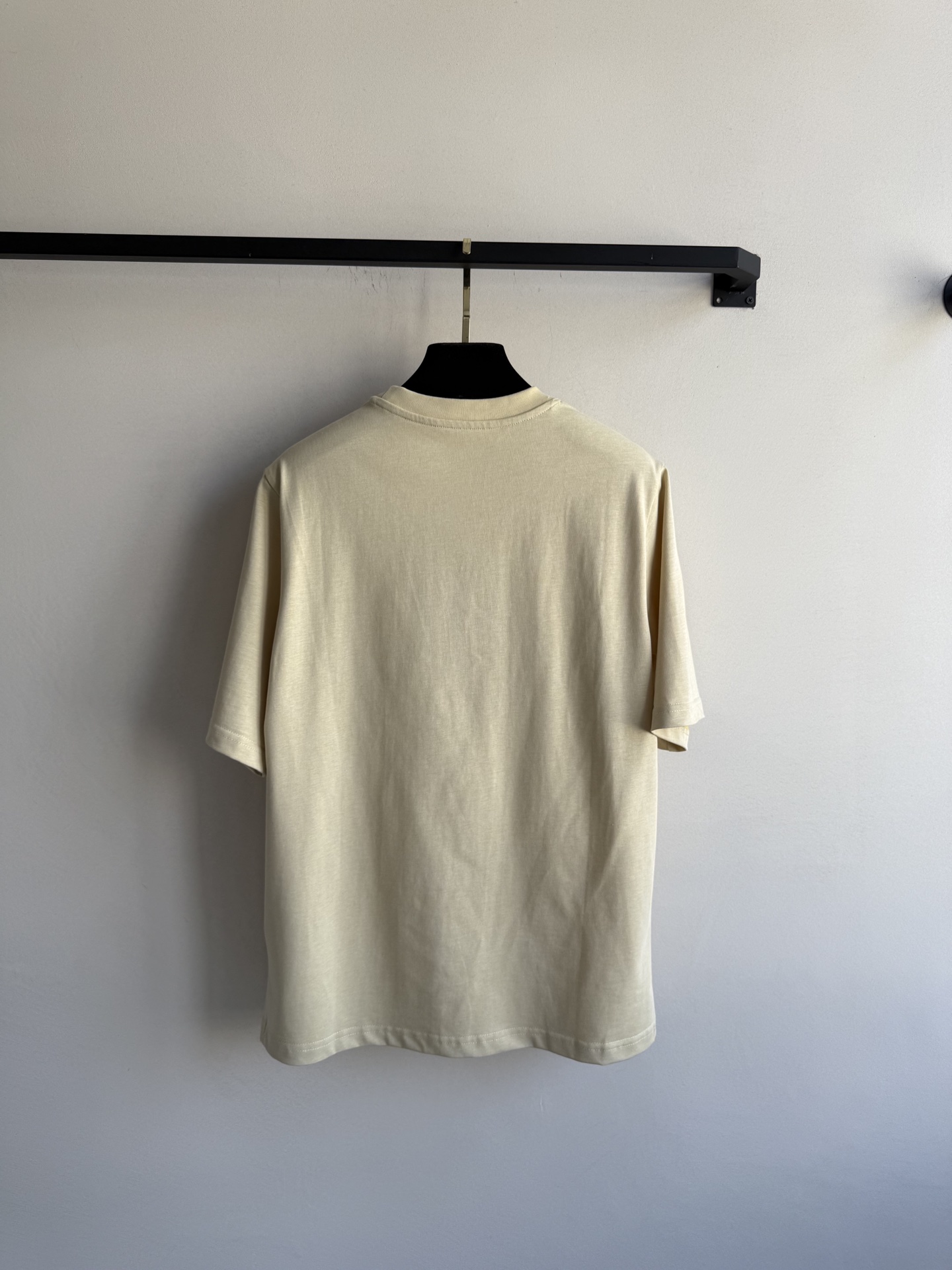 Fashionable Female Suit: Double-Colored T-Shirts for the Queen – Vibrant Yellow Energy - 图片 2