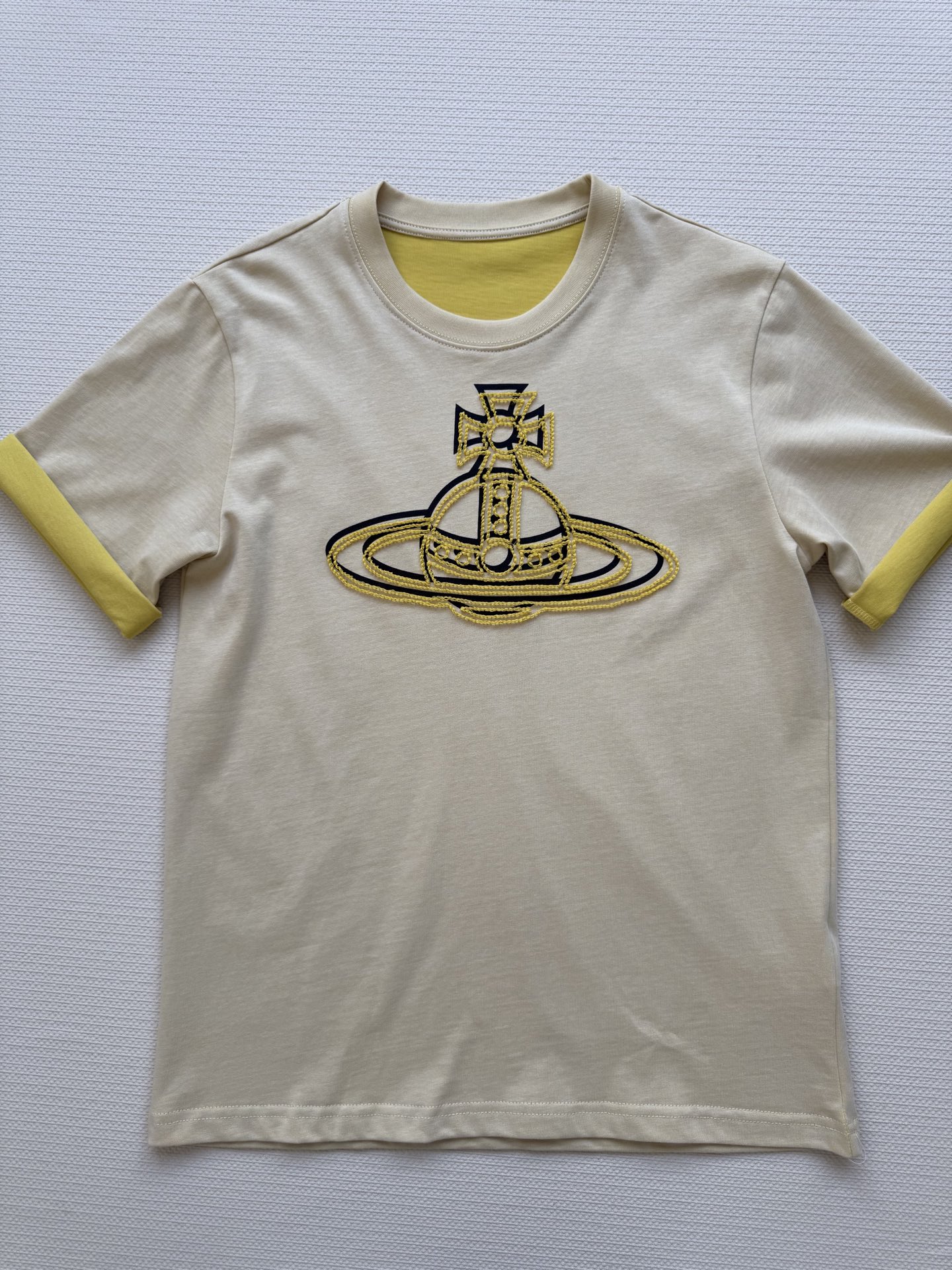 Fashionable Female Suit: Double-Colored T-Shirts for the Queen – Vibrant Yellow Energy - 图片 3