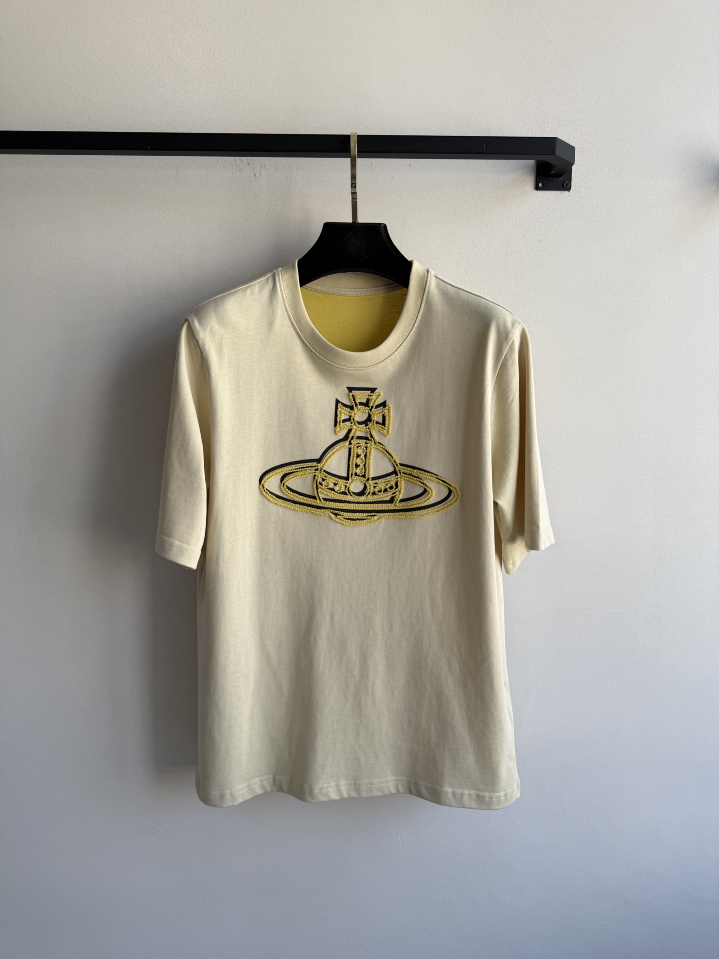 Fashionable Female Suit: Double-Colored T-Shirts for the Queen – Vibrant Yellow Energy - 图片 1
