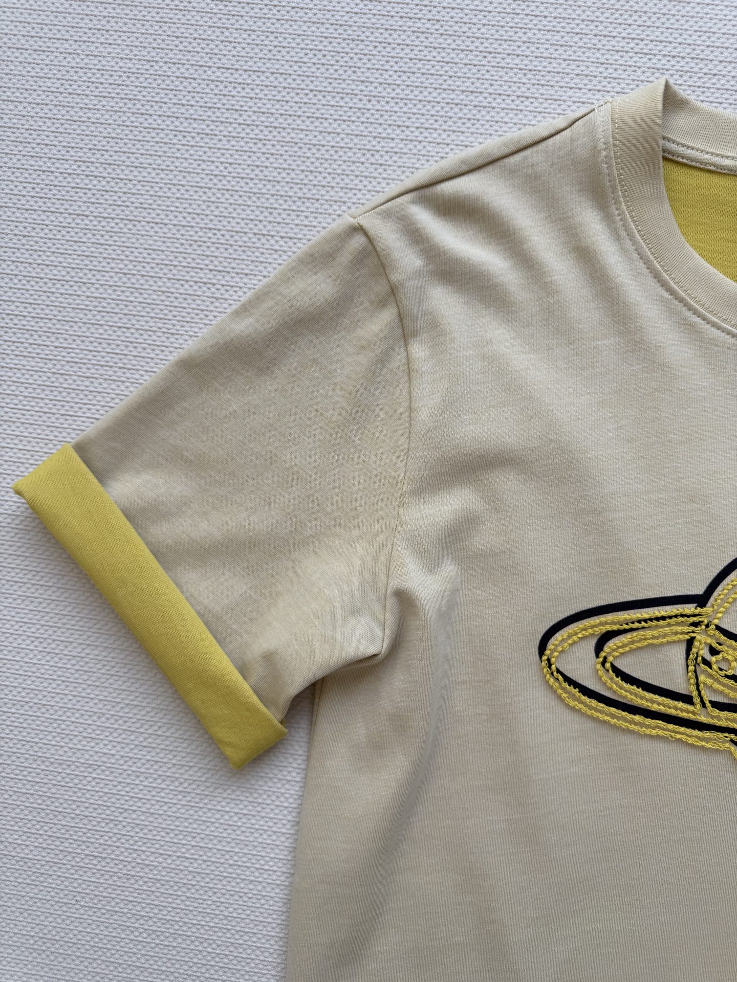 Fashionable Female Suit: Double-Colored T-Shirts for the Queen – Vibrant Yellow Energy - 图片 5
