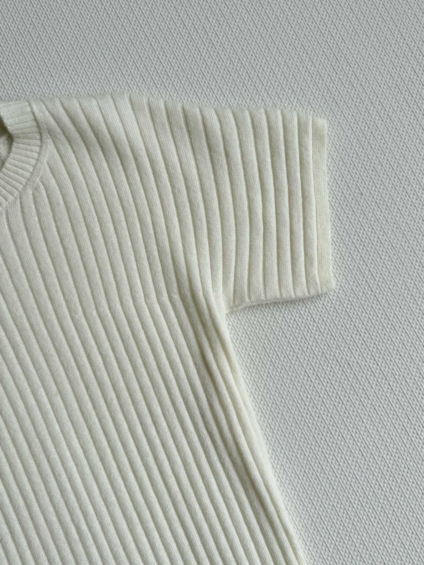 LoroPiana🆕新款，大自然的调色板慢慢苏醒时，你被温暖包围着。这款短袖t恤由米萨姆兰格羊绒制成，表