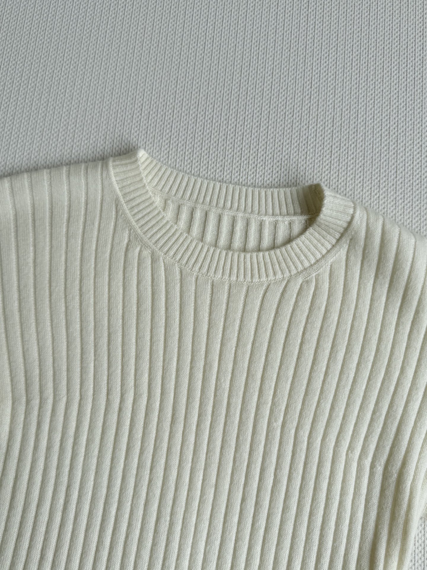 LoroPiana🆕新款，大自然的调色板慢慢苏醒时，你被温暖包围着。这款短袖t恤由米萨姆兰格羊绒制成，表