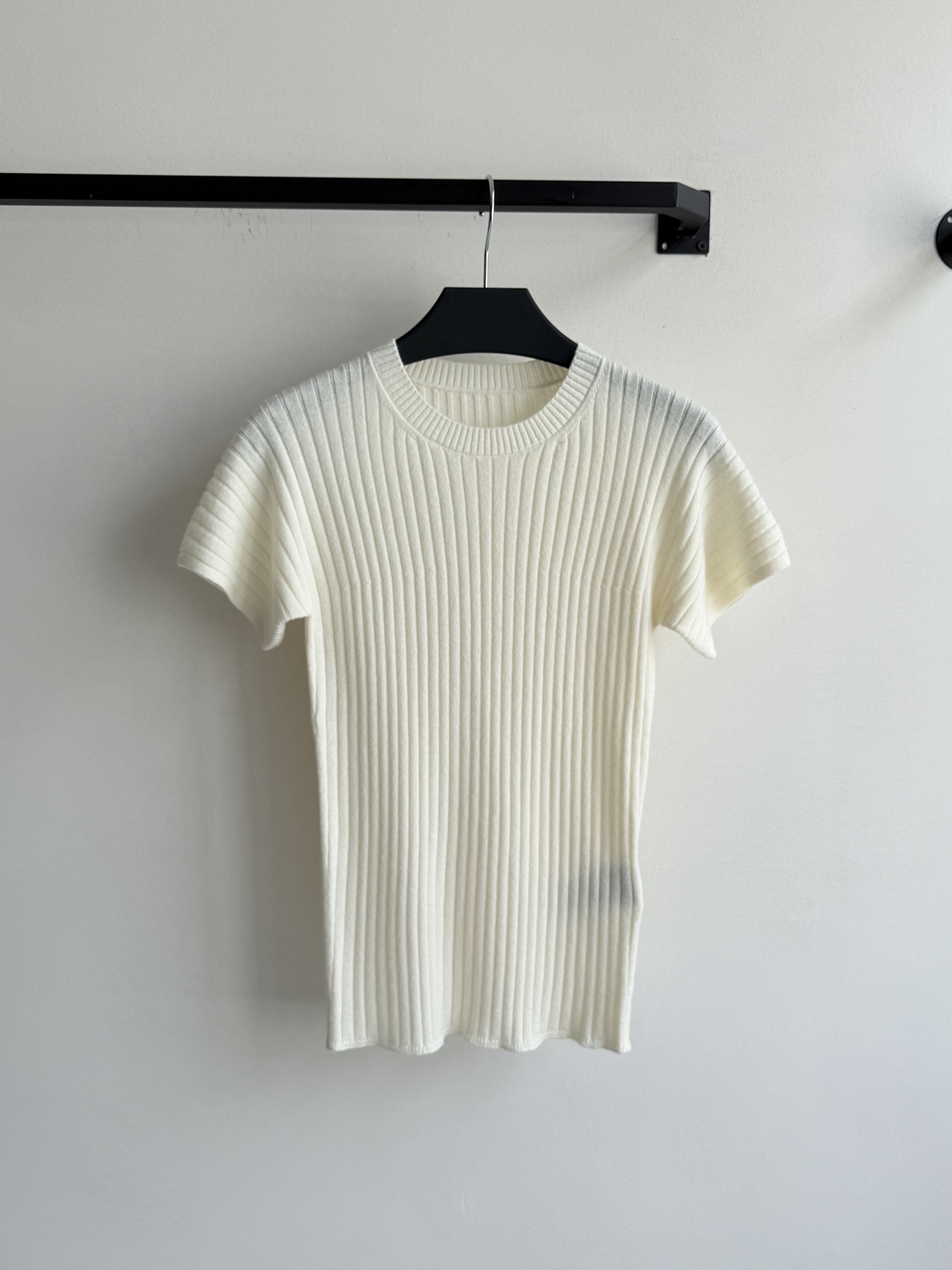 LoroPiana🆕新款，大自然的调色板慢慢苏醒时，你被温暖包围着。这款短袖t恤由米萨姆兰格羊绒制成，表