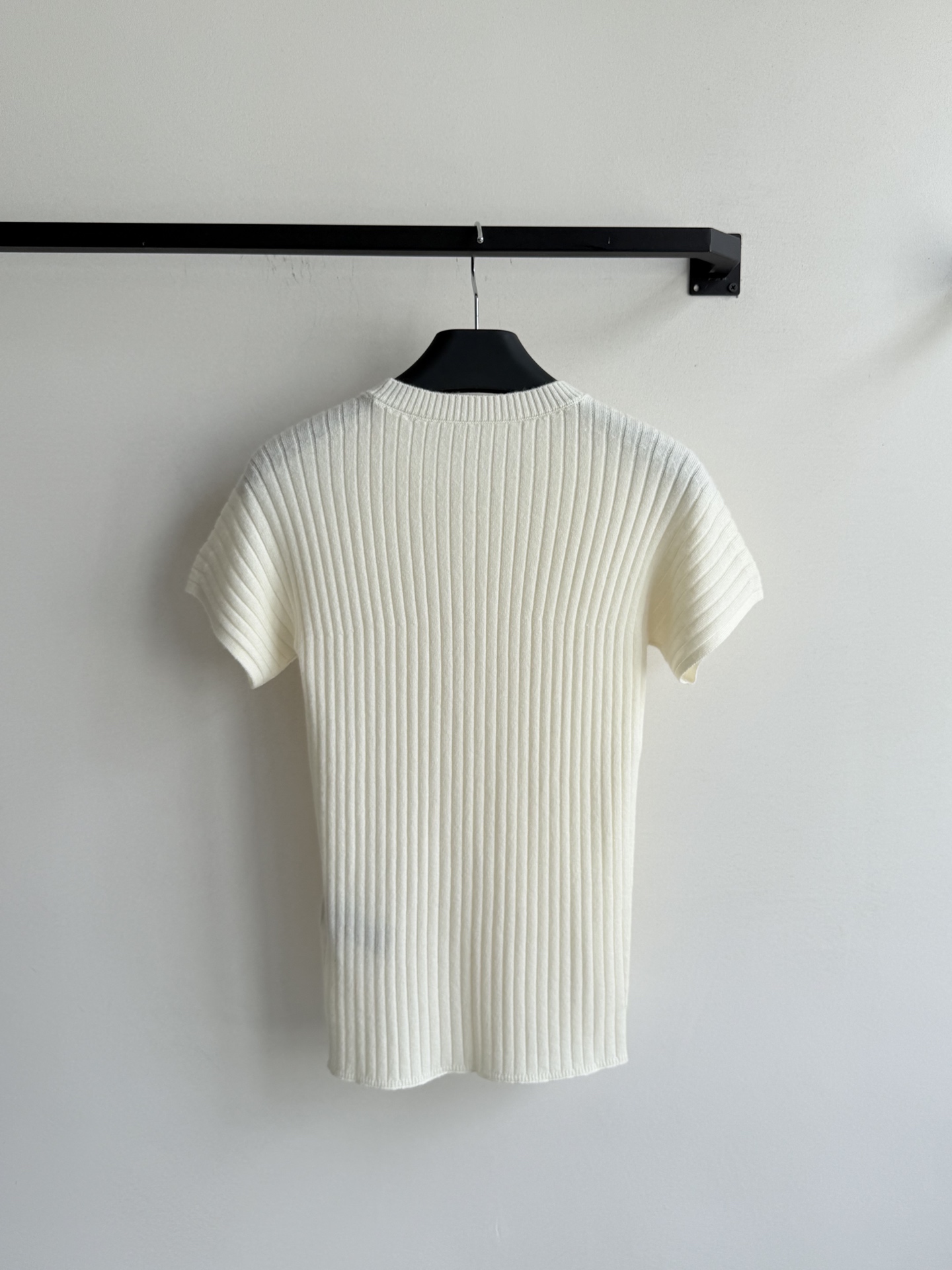 LoroPiana🆕新款，大自然的调色板慢慢苏醒时，你被温暖包围着。这款短袖t恤由米萨姆兰格羊绒制成，表