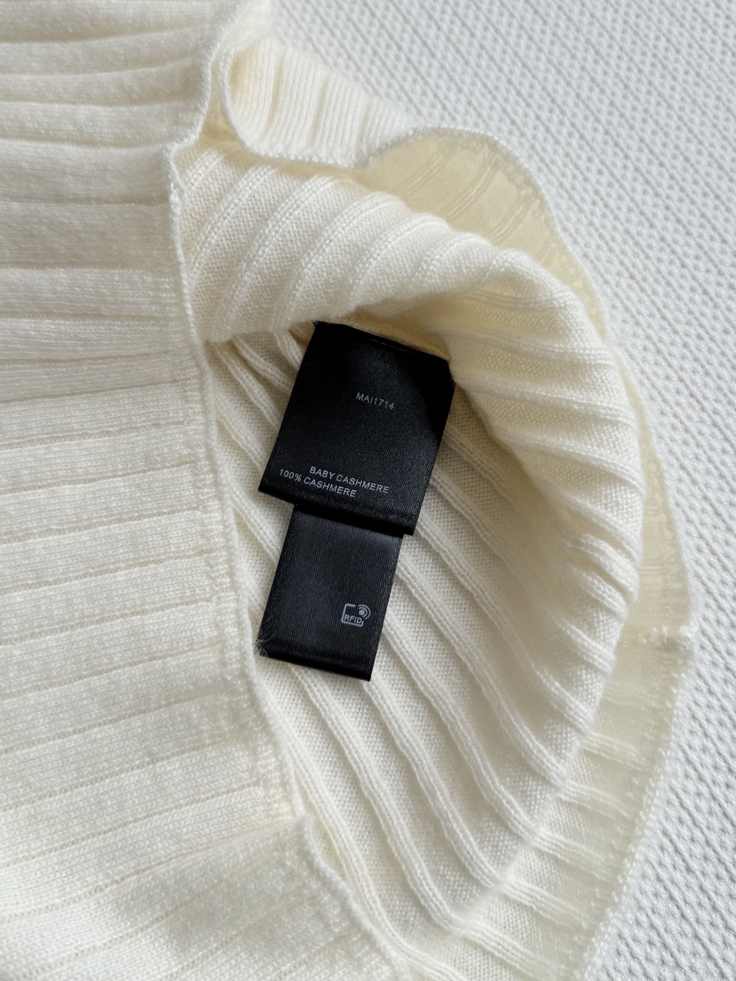 LoroPiana🆕新款，大自然的调色板慢慢苏醒时，你被温暖包围着。这款短袖t恤由米萨姆兰格羊绒制成，表