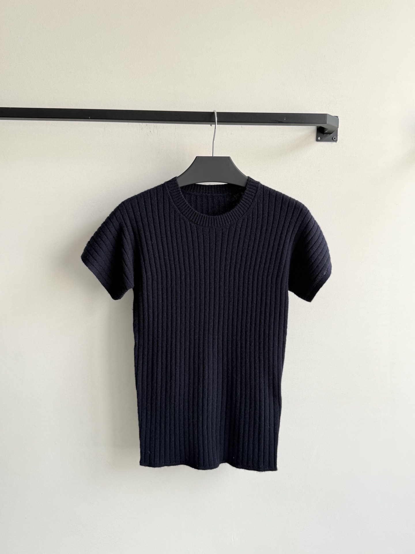 LoroPiana🆕新款，大自然的调色板慢慢苏醒时，你被温暖包围着。这款短袖t恤由米萨姆兰格羊绒制成，表