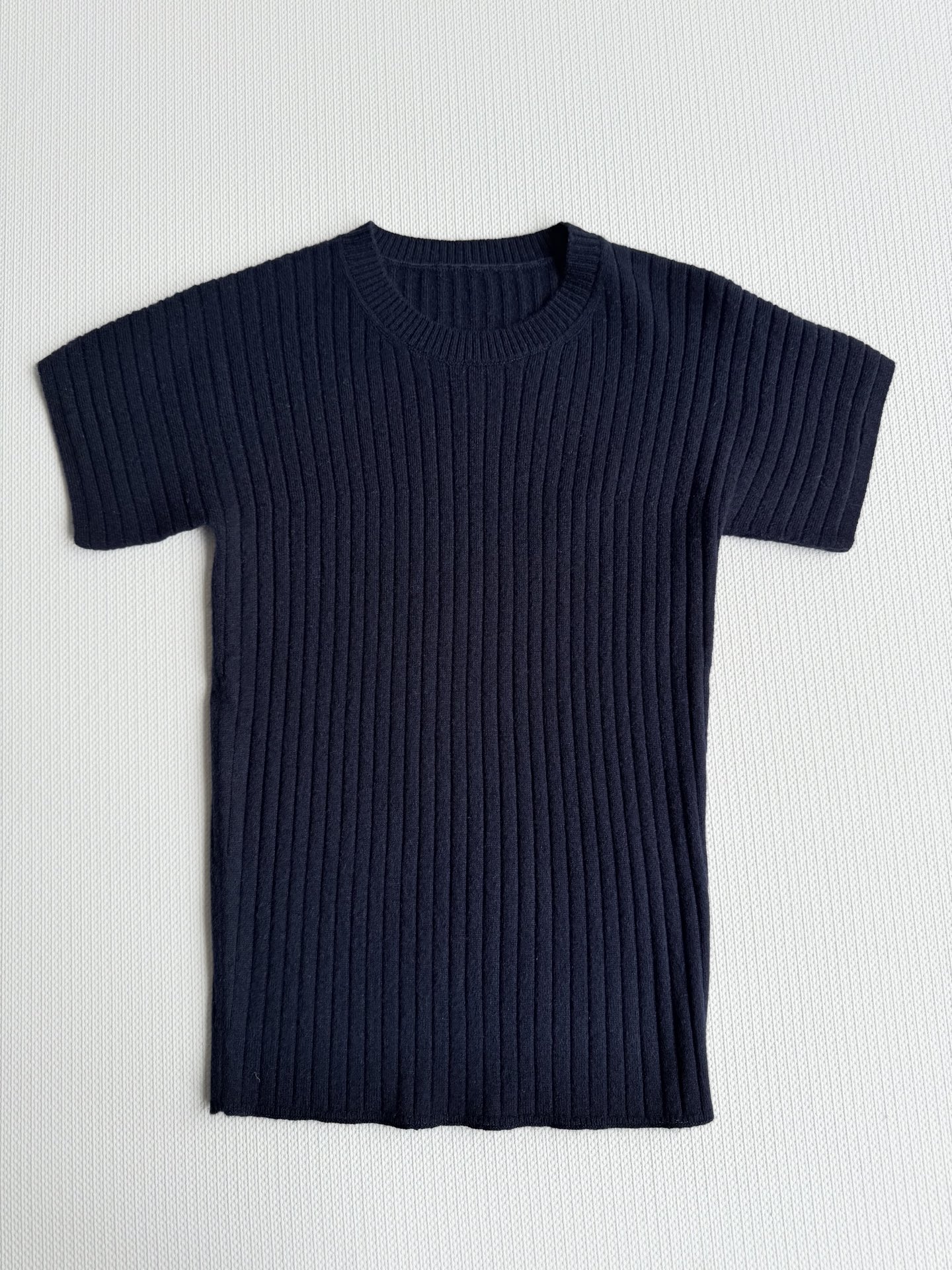 LoroPiana🆕新款，大自然的调色板慢慢苏醒时，你被温暖包围着。这款短袖t恤由米萨姆兰格羊绒制成，表