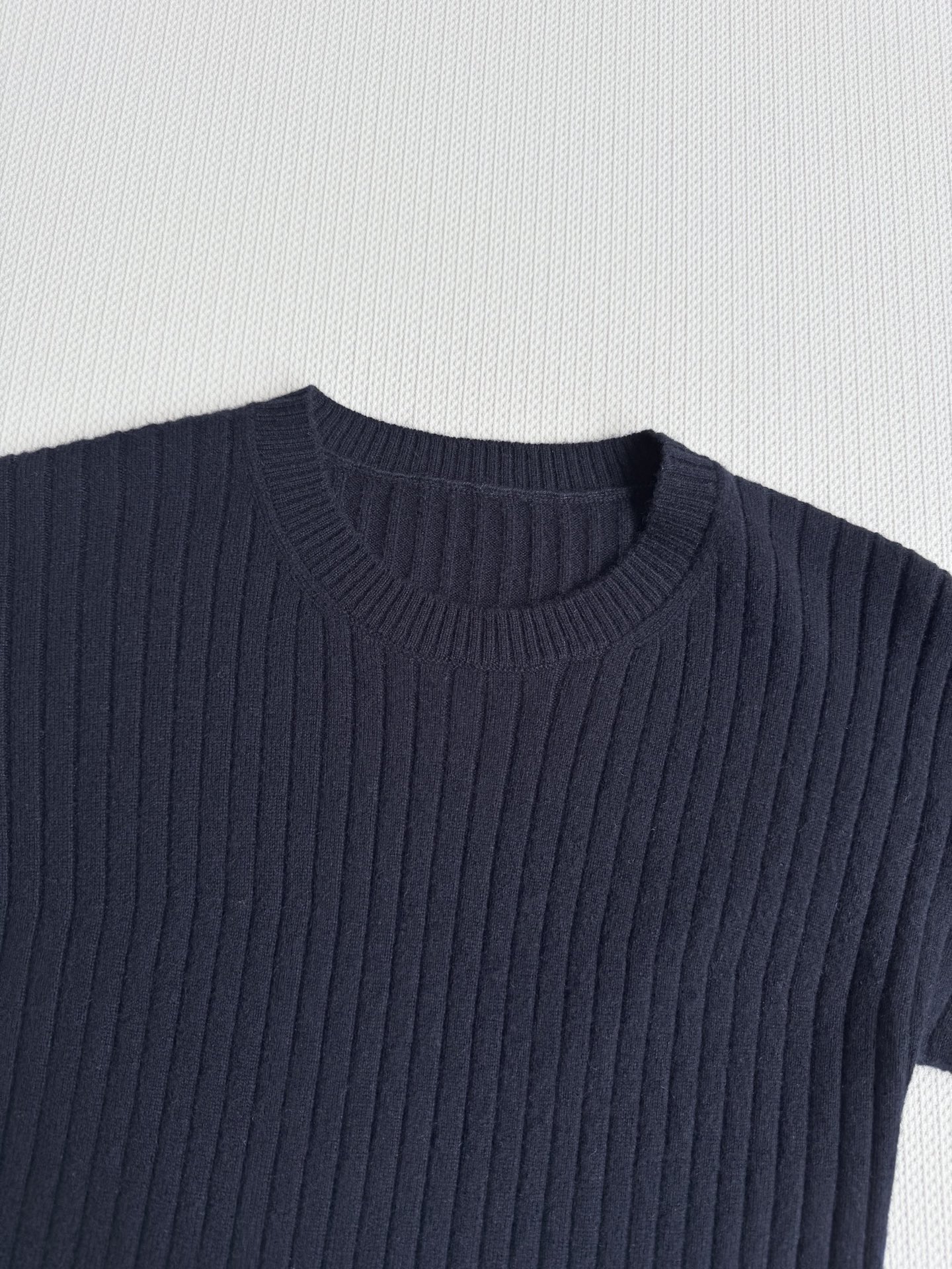 LoroPiana🆕新款，大自然的调色板慢慢苏醒时，你被温暖包围着。这款短袖t恤由米萨姆兰格羊绒制成，表