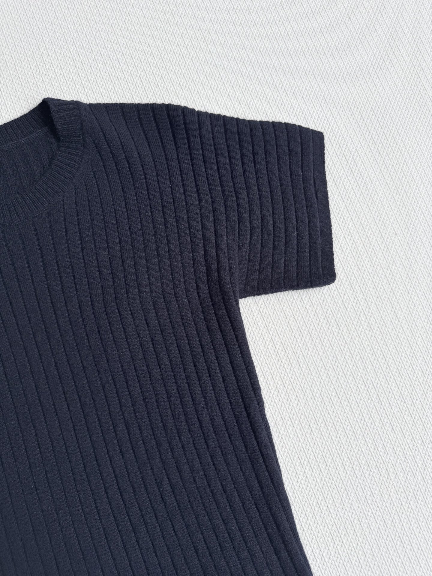 LoroPiana🆕新款，大自然的调色板慢慢苏醒时，你被温暖包围着。这款短袖t恤由米萨姆兰格羊绒制成，表