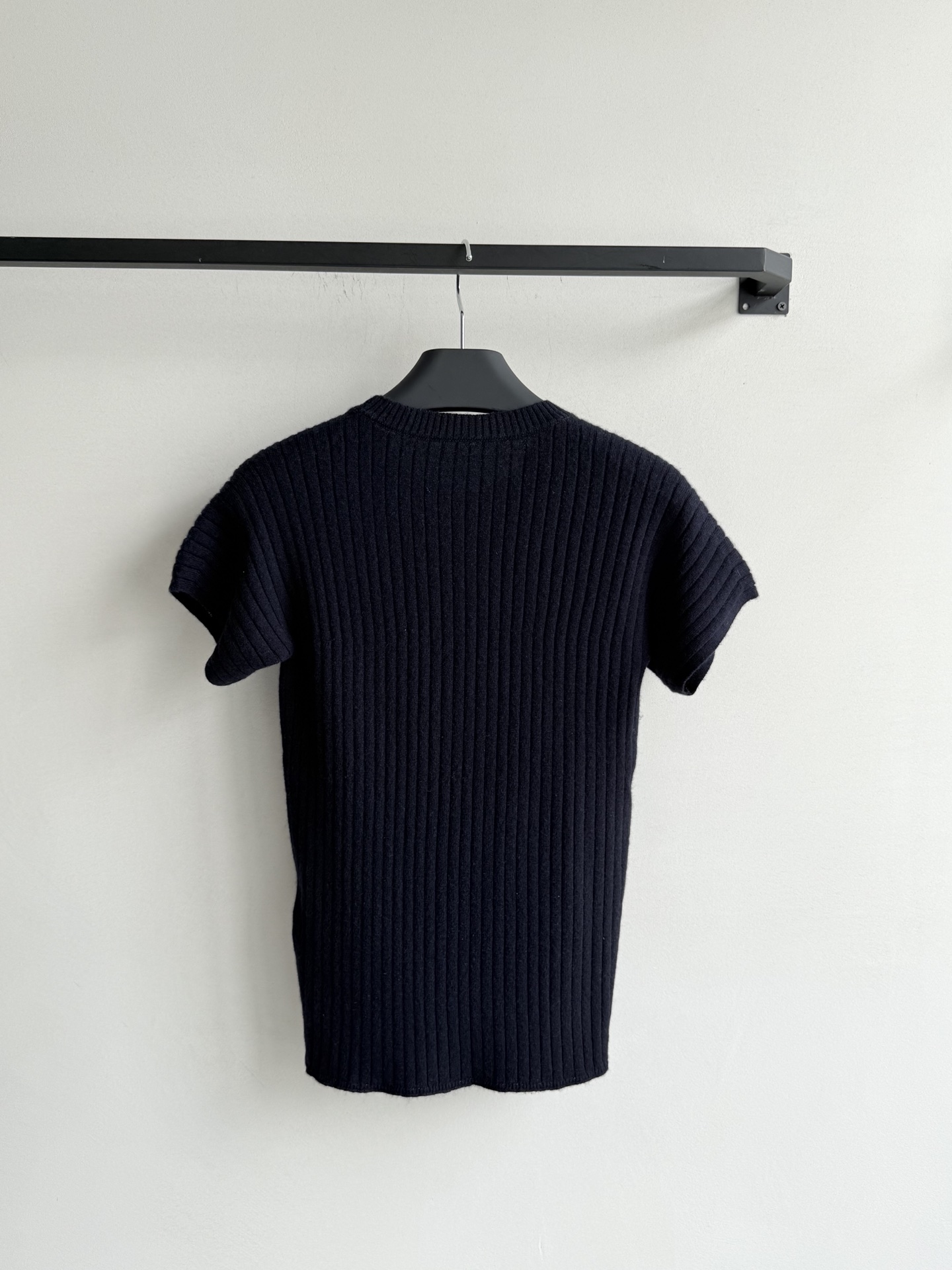 LoroPiana🆕新款，大自然的调色板慢慢苏醒时，你被温暖包围着。这款短袖t恤由米萨姆兰格羊绒制成，表