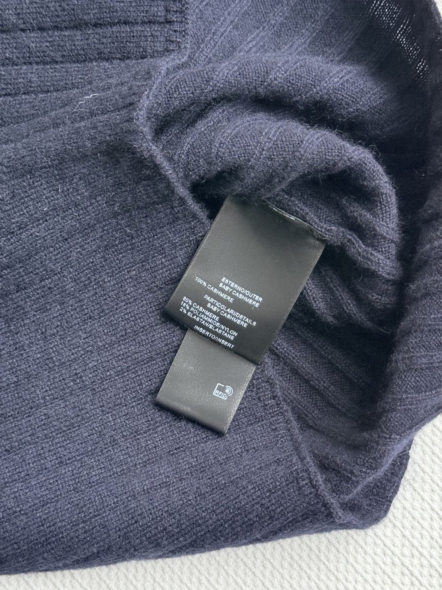 LoroPiana🆕新款，大自然的调色板慢慢苏醒时，你被温暖包围着。这款短袖t恤由米萨姆兰格羊绒制成，表