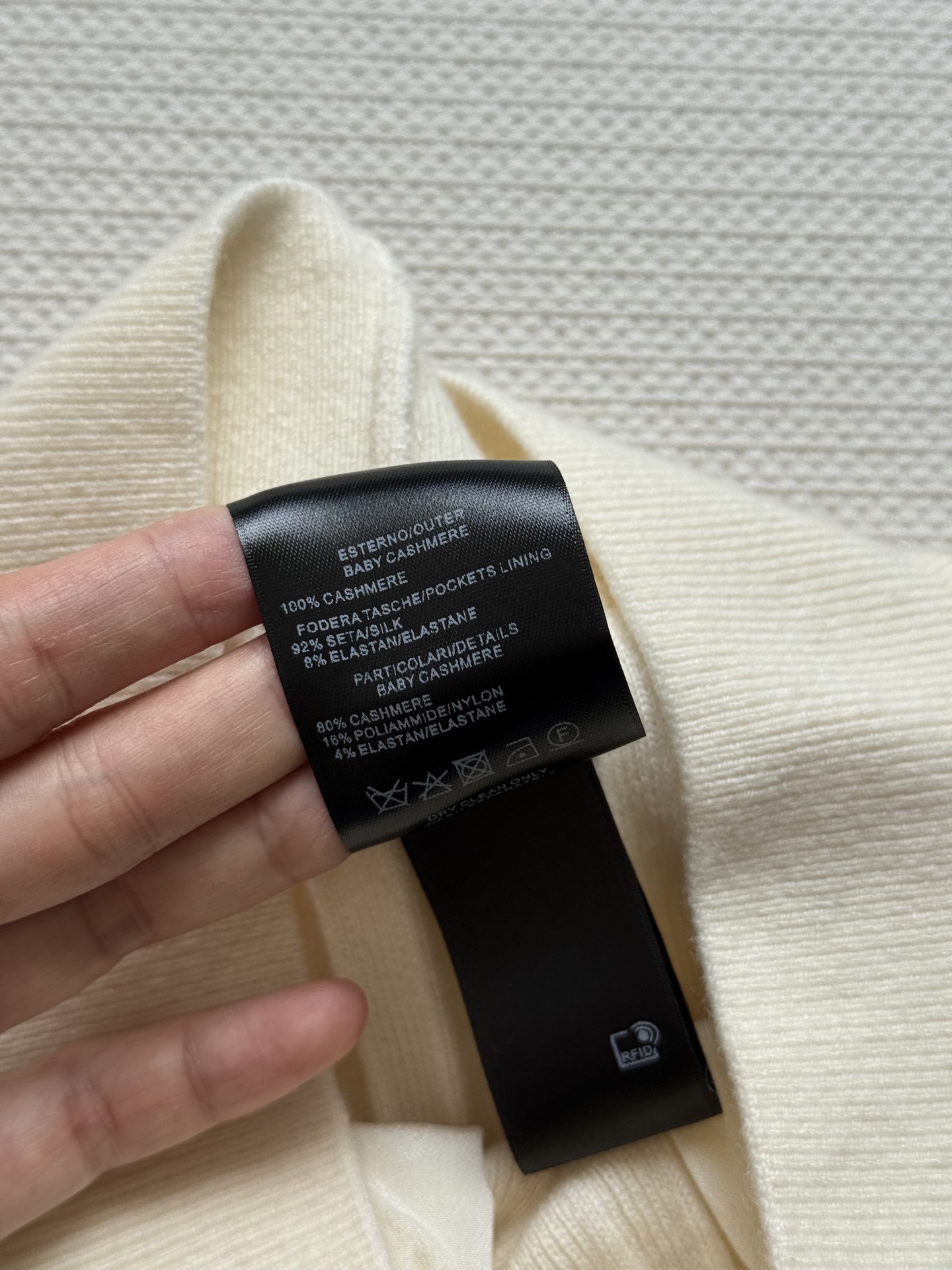 LoroPiana🆕新款，老钱风简单优雅风格，羊绒面料好柔软舒适😍2⃣️色ＳＭＬ.