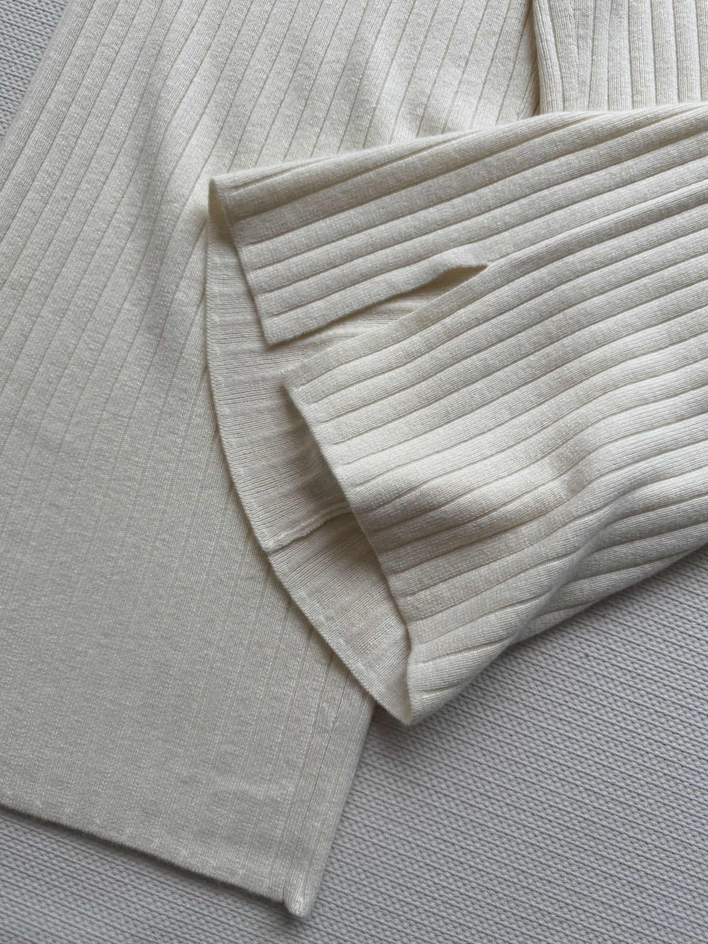 LoroPiana🆕新款，老钱风简单优雅风格，羊绒面料好柔软舒适😍2⃣️色ＳＭＬ.