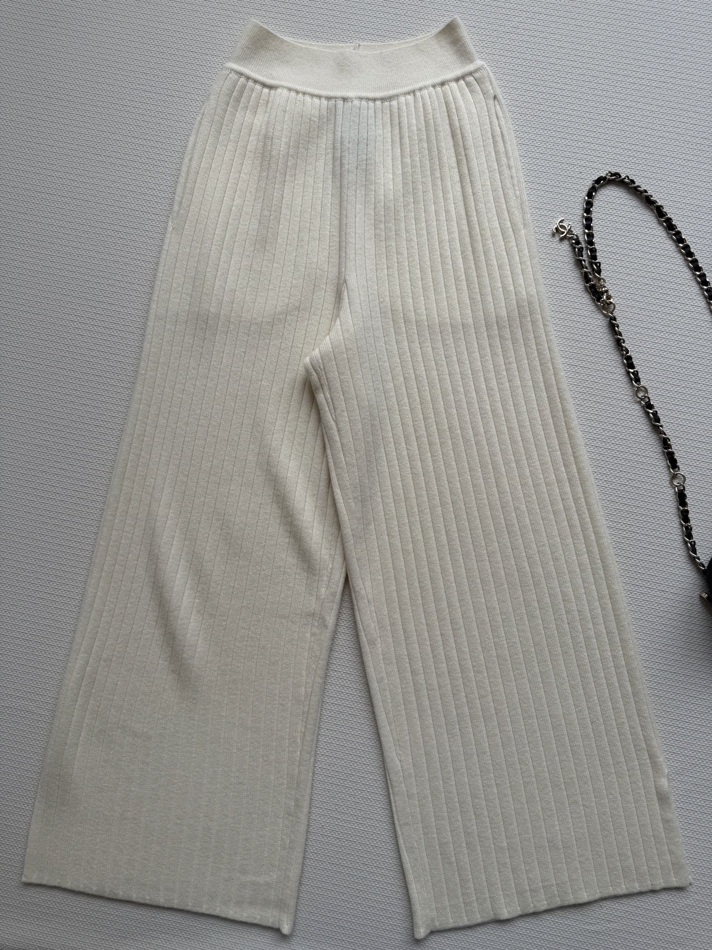 LoroPiana🆕新款，老钱风简单优雅风格，羊绒面料好柔软舒适😍2⃣️色ＳＭＬ.