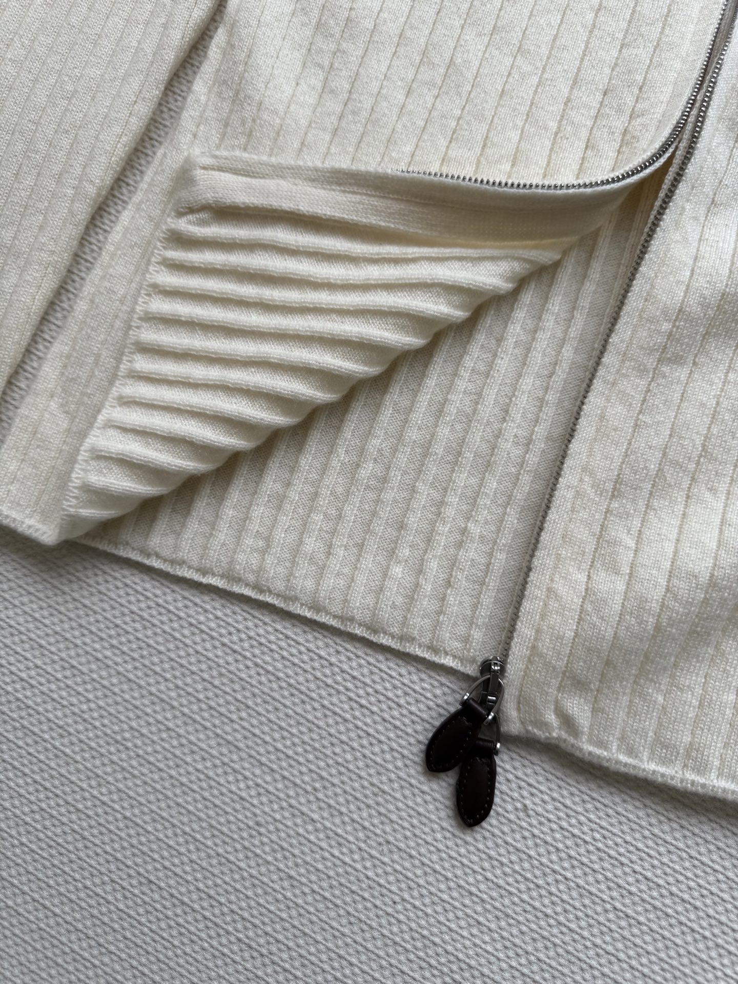 LoroPiana🆕新款，老钱风简单优雅风格，羊绒面料好柔软舒适😍2⃣️色ＳＭＬ.