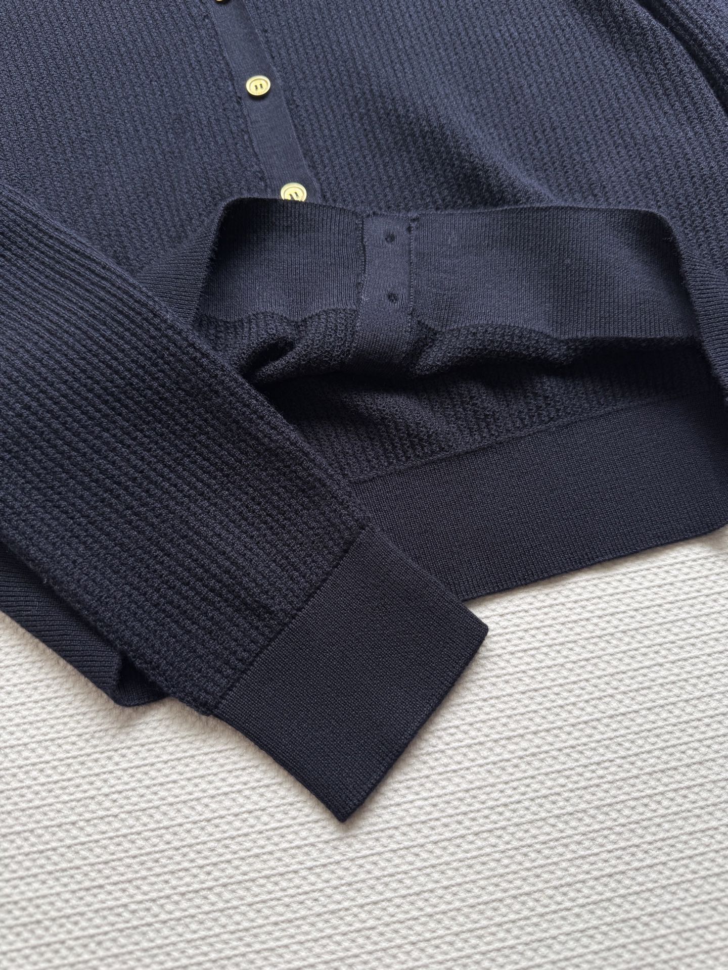 LoroPiana🆕新款开衫，优质的面料，独特织法 触感舒适，透气性好，即使在炎热的夏日也能保持清爽2⃣