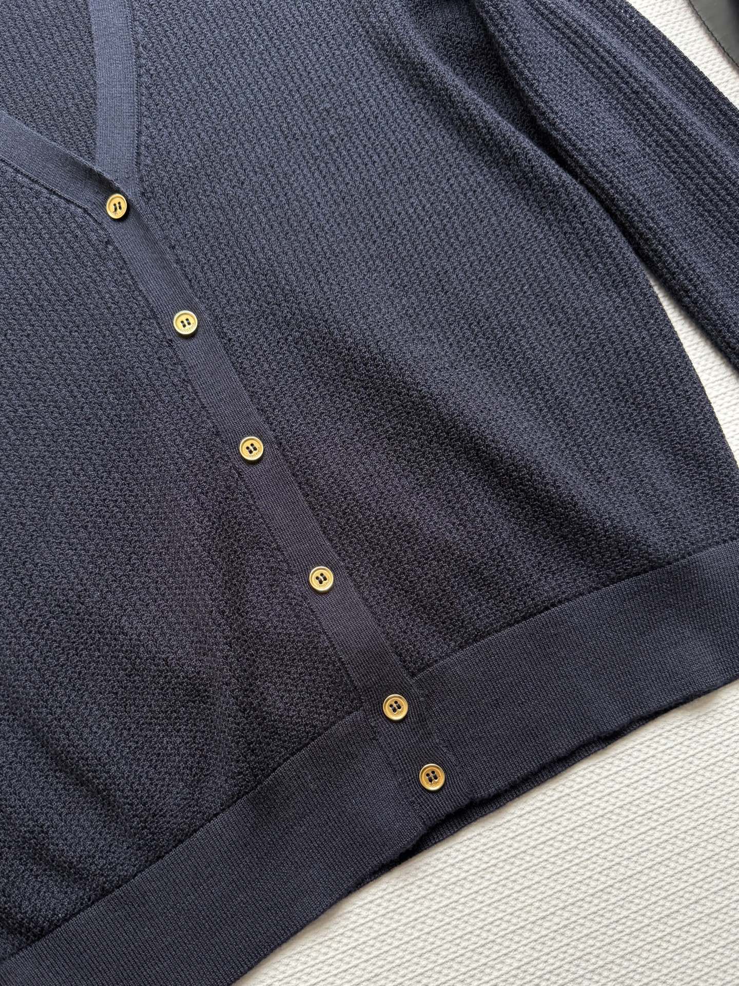 LoroPiana🆕新款开衫，优质的面料，独特织法 触感舒适，透气性好，即使在炎热的夏日也能保持清爽2⃣