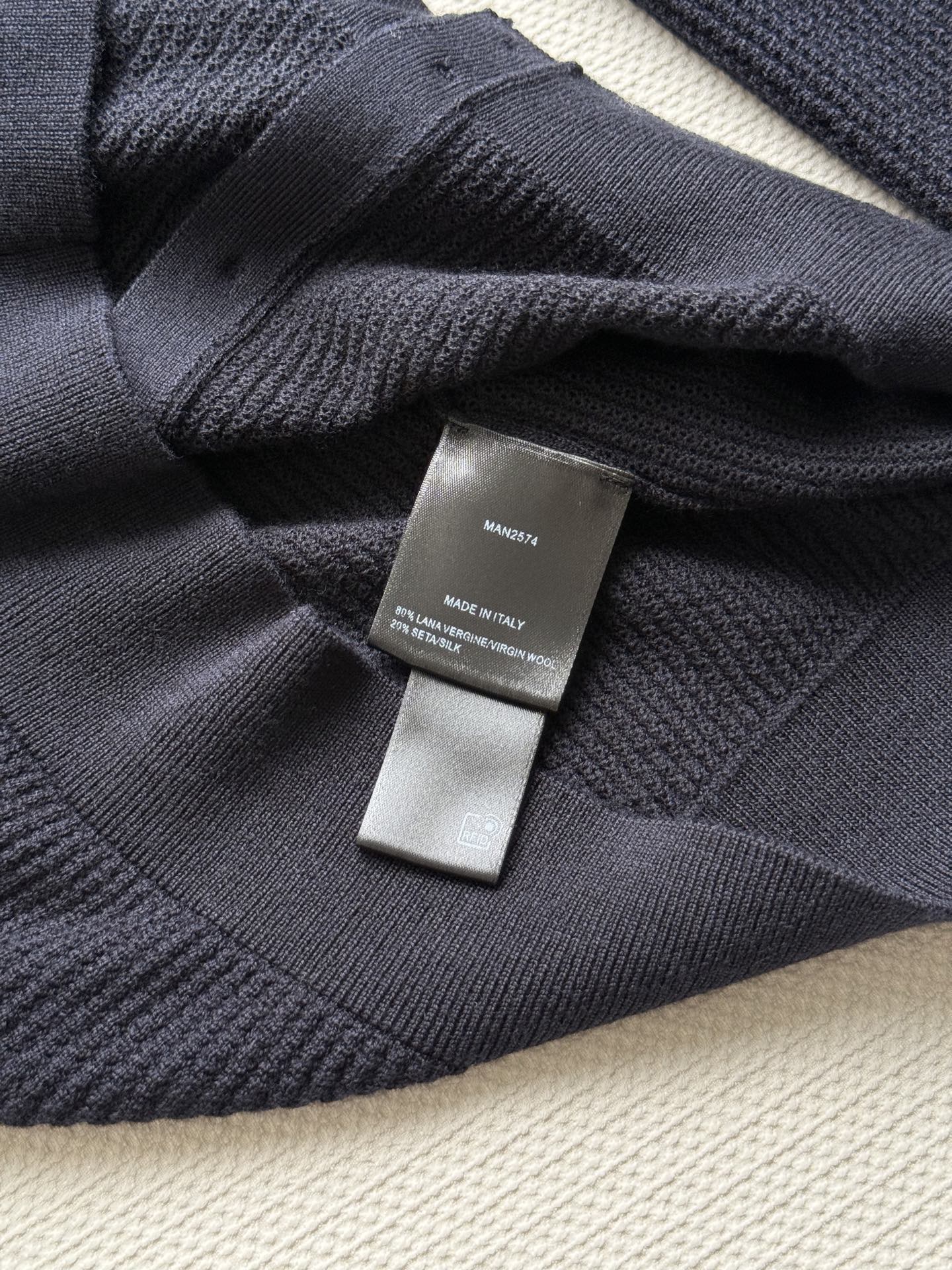 LoroPiana🆕新款开衫，优质的面料，独特织法 触感舒适，透气性好，即使在炎热的夏日也能保持清爽2⃣