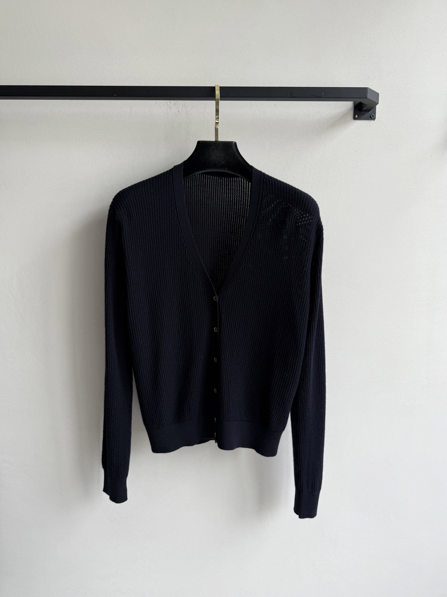 LoroPiana🆕新款开衫，优质的面料，独特织法 触感舒适，透气性好，即使在炎热的夏日也能保持清爽2⃣