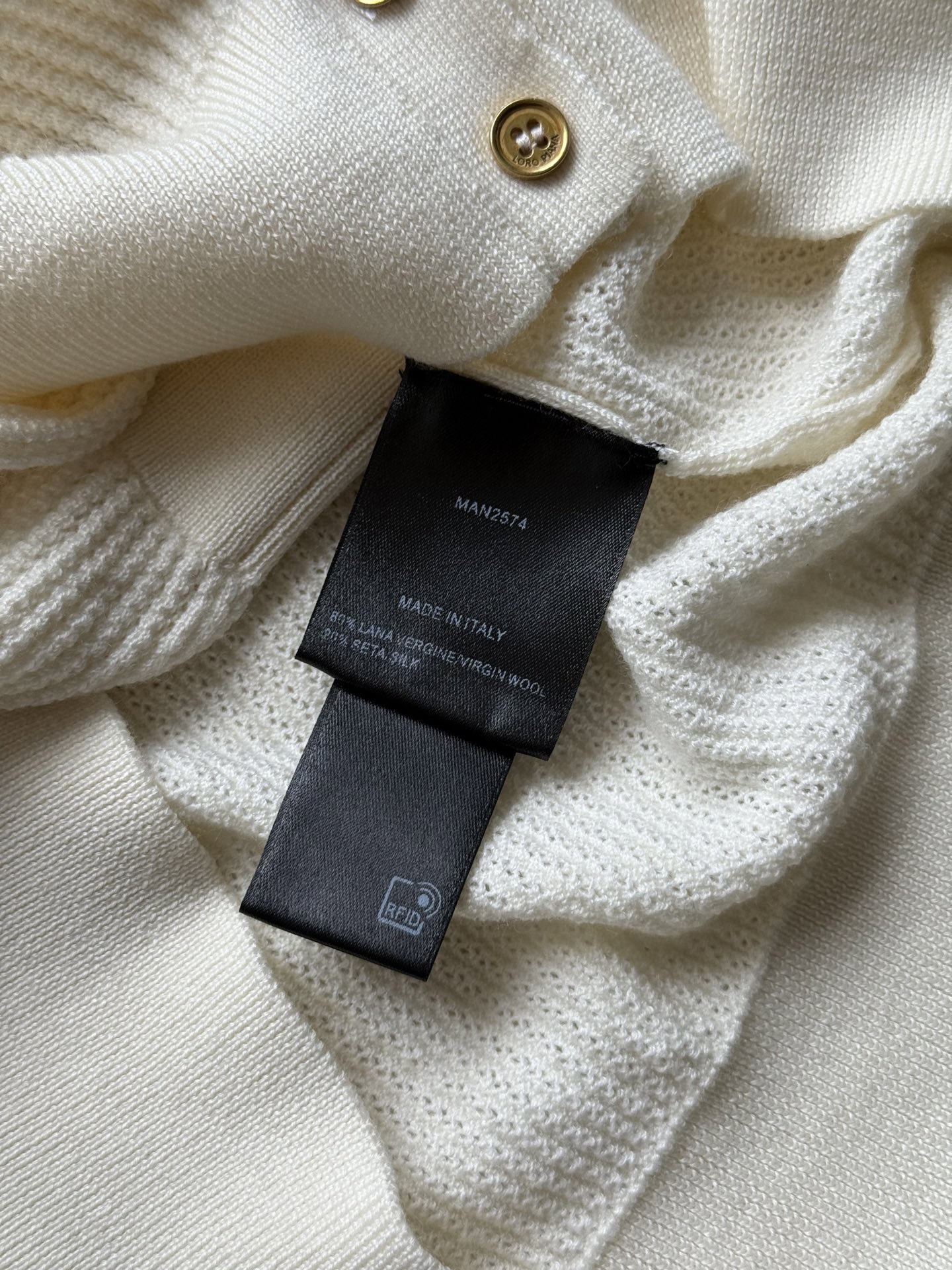LoroPiana🆕新款开衫，优质的面料，独特织法 触感舒适，透气性好，即使在炎热的夏日也能保持清爽2⃣