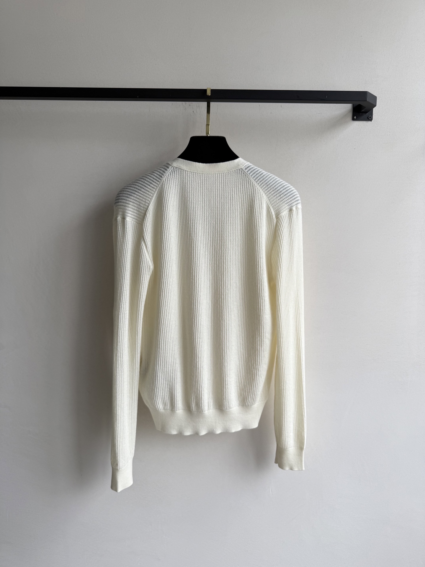 LoroPiana🆕新款开衫，优质的面料，独特织法 触感舒适，透气性好，即使在炎热的夏日也能保持清爽2⃣