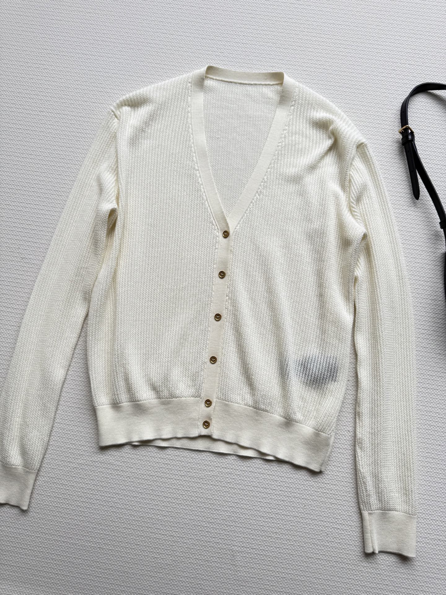 LoroPiana🆕新款开衫，优质的面料，独特织法 触感舒适，透气性好，即使在炎热的夏日也能保持清爽2⃣