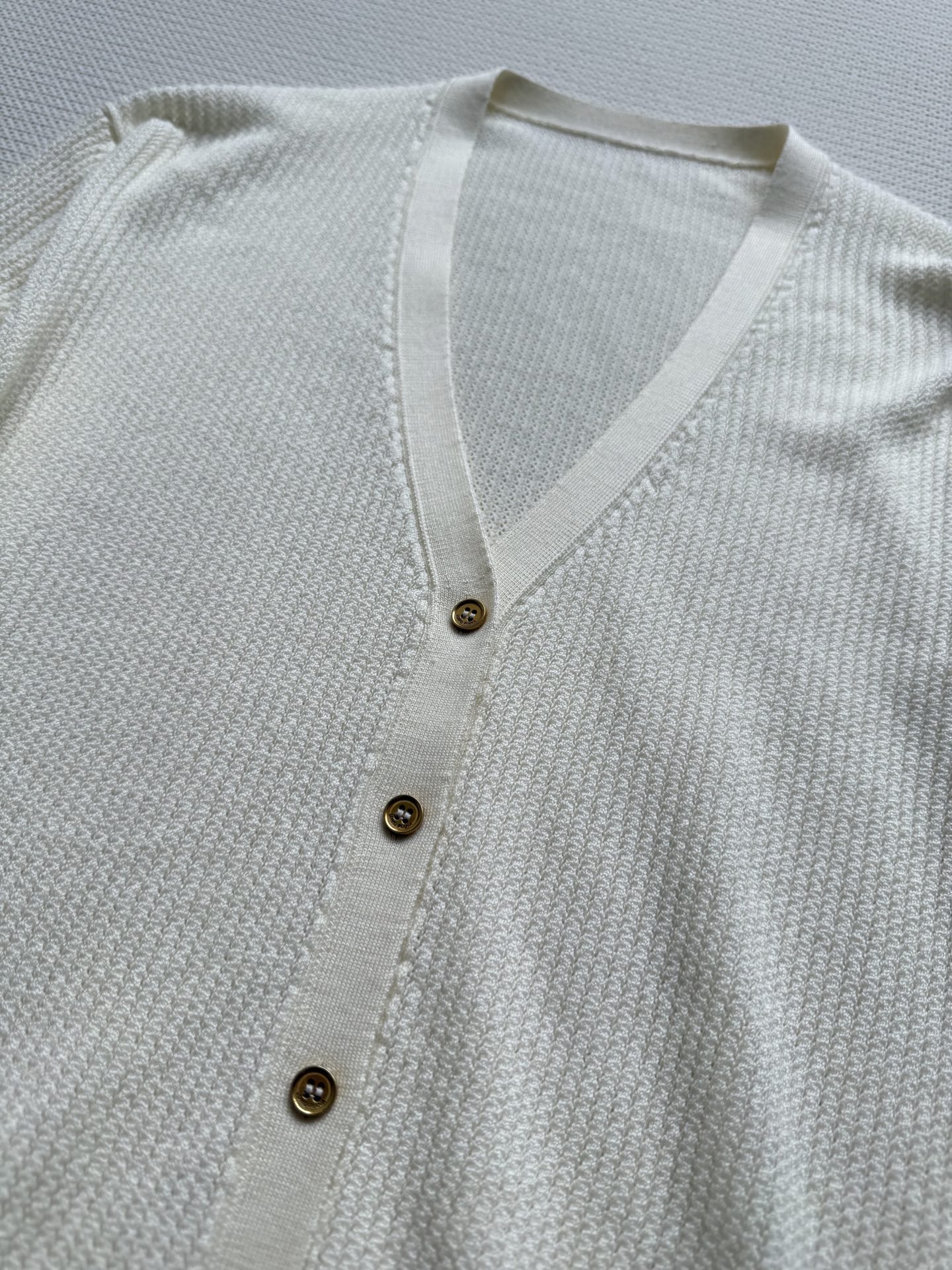 LoroPiana🆕新款开衫，优质的面料，独特织法 触感舒适，透气性好，即使在炎热的夏日也能保持清爽2⃣