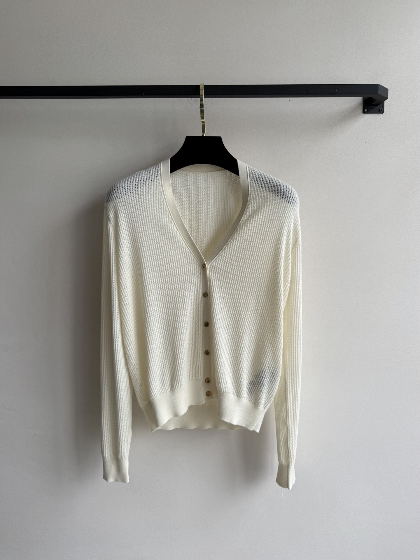 LoroPiana🆕新款开衫，优质的面料，独特织法 触感舒适，透气性好，即使在炎热的夏日也能保持清爽2⃣