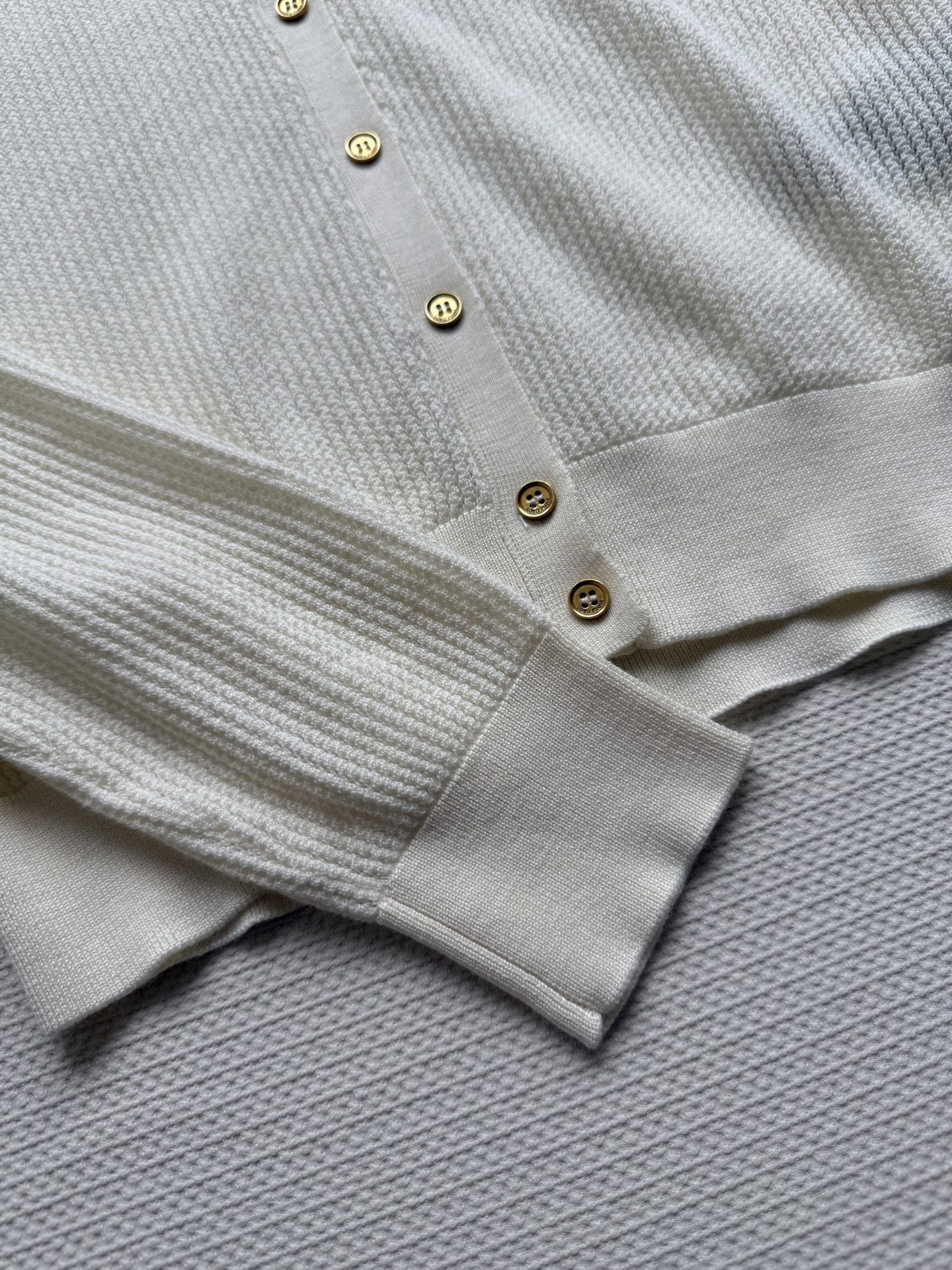 LoroPiana🆕新款开衫，优质的面料，独特织法 触感舒适，透气性好，即使在炎热的夏日也能保持清爽2⃣