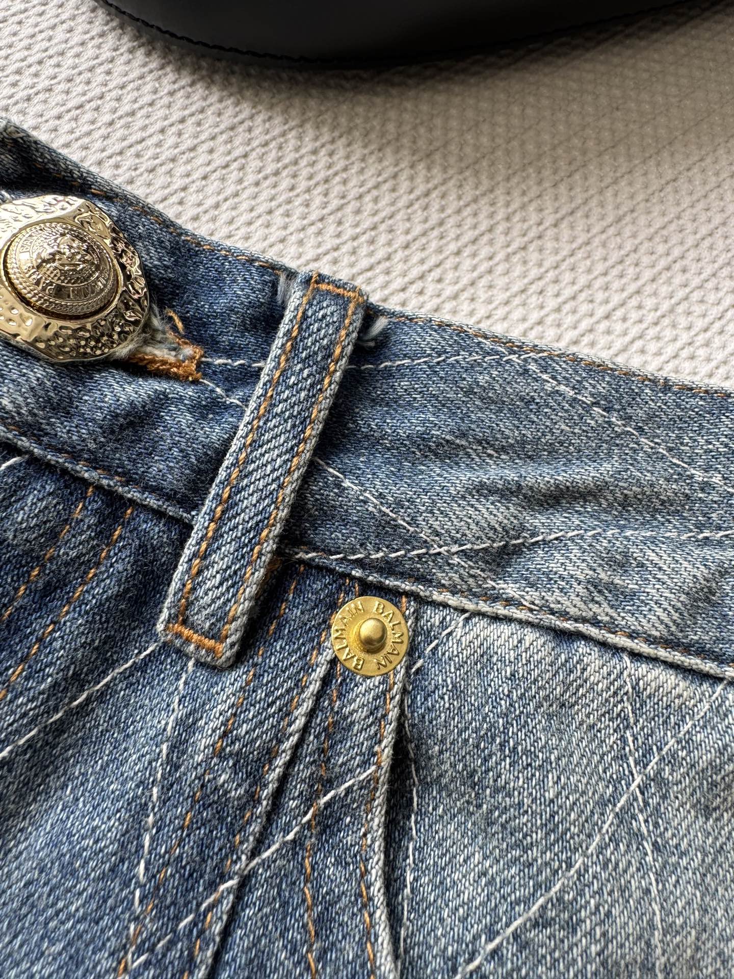 “Balmain’s New Women’s Outfit: Hardcore Jeans with Classic Gold Buttons” - 图片 4