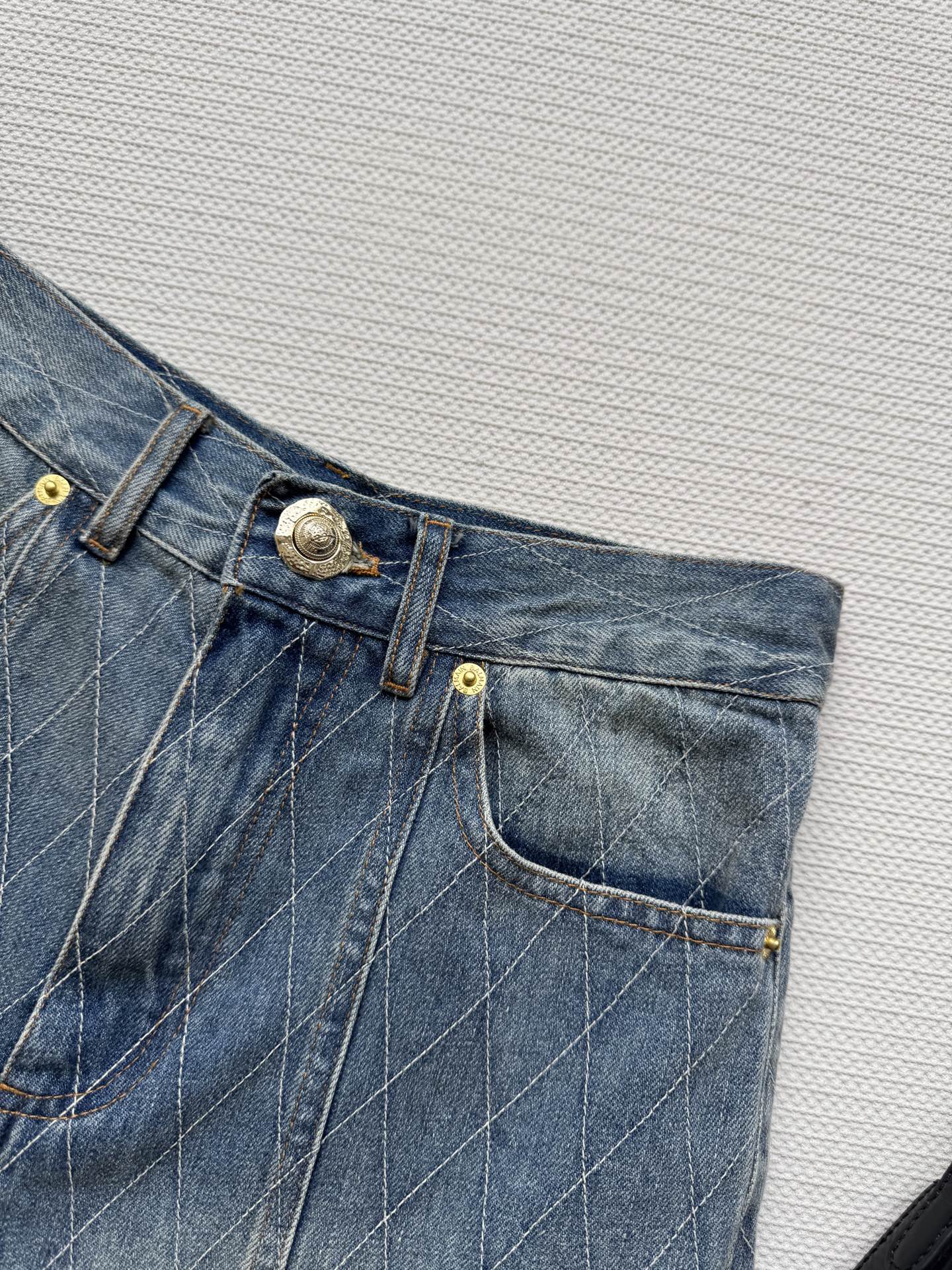 “Balmain’s New Women’s Outfit: Hardcore Jeans with Classic Gold Buttons” - 图片 3