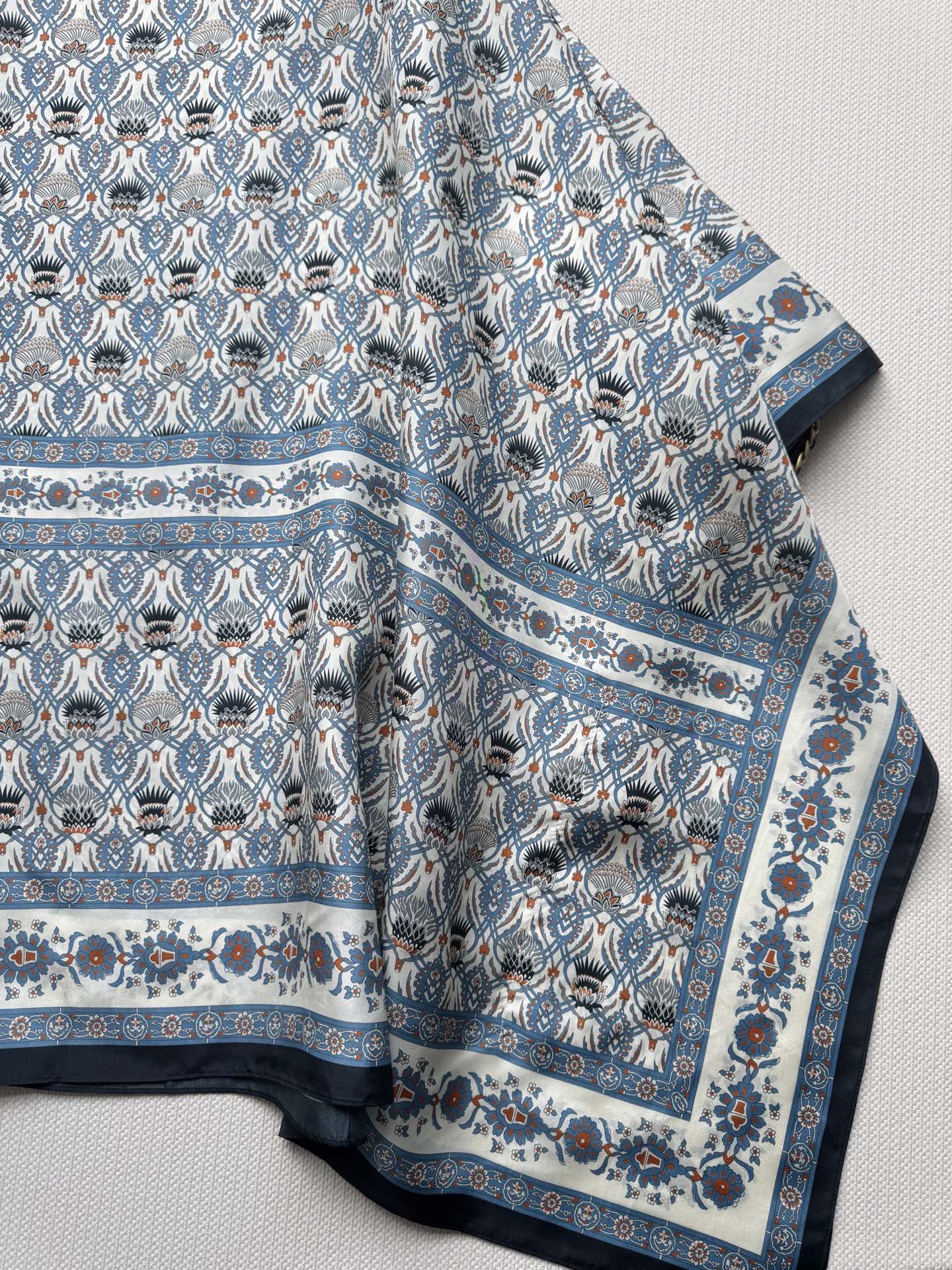Luxurious Loro Piana Dress with Silk Details and Artichoke Pattern - 图片 6