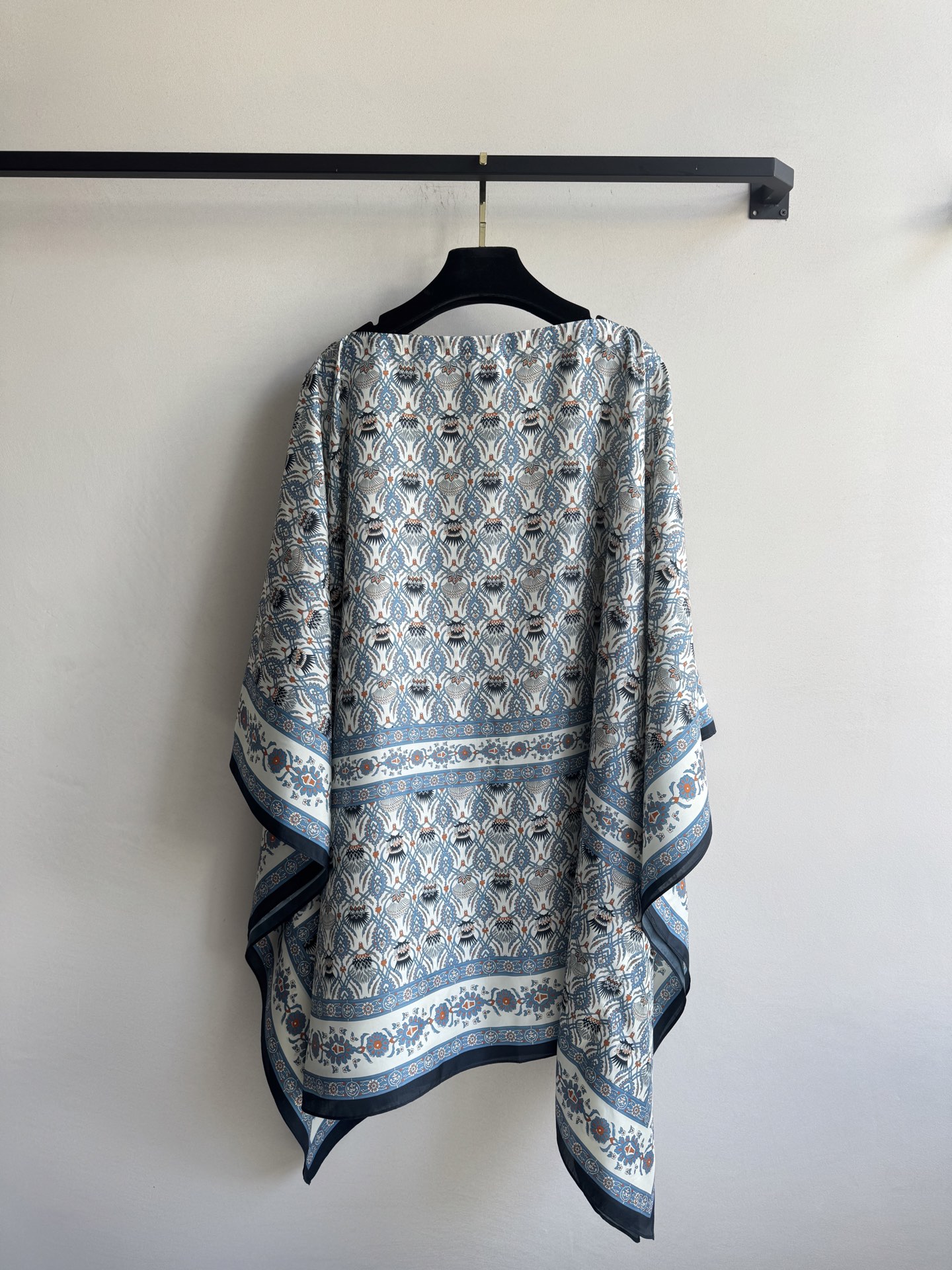 Luxurious Loro Piana Dress with Silk Details and Artichoke Pattern - 图片 2