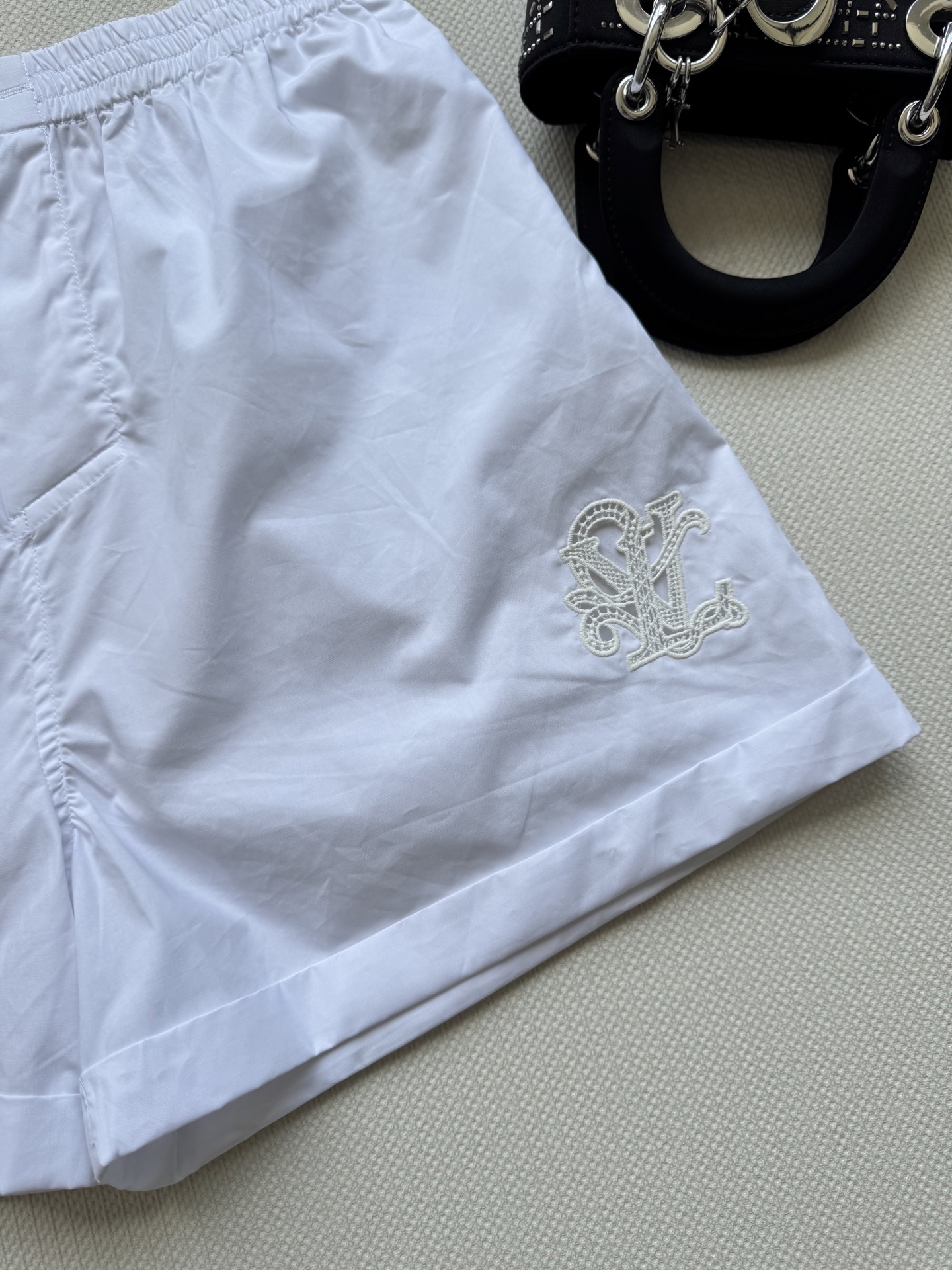 Fashionable One-Size-Fits-All Female Suit by P644 with Louis Vuitton Shorts – Elegant and Versatile - 图片 5