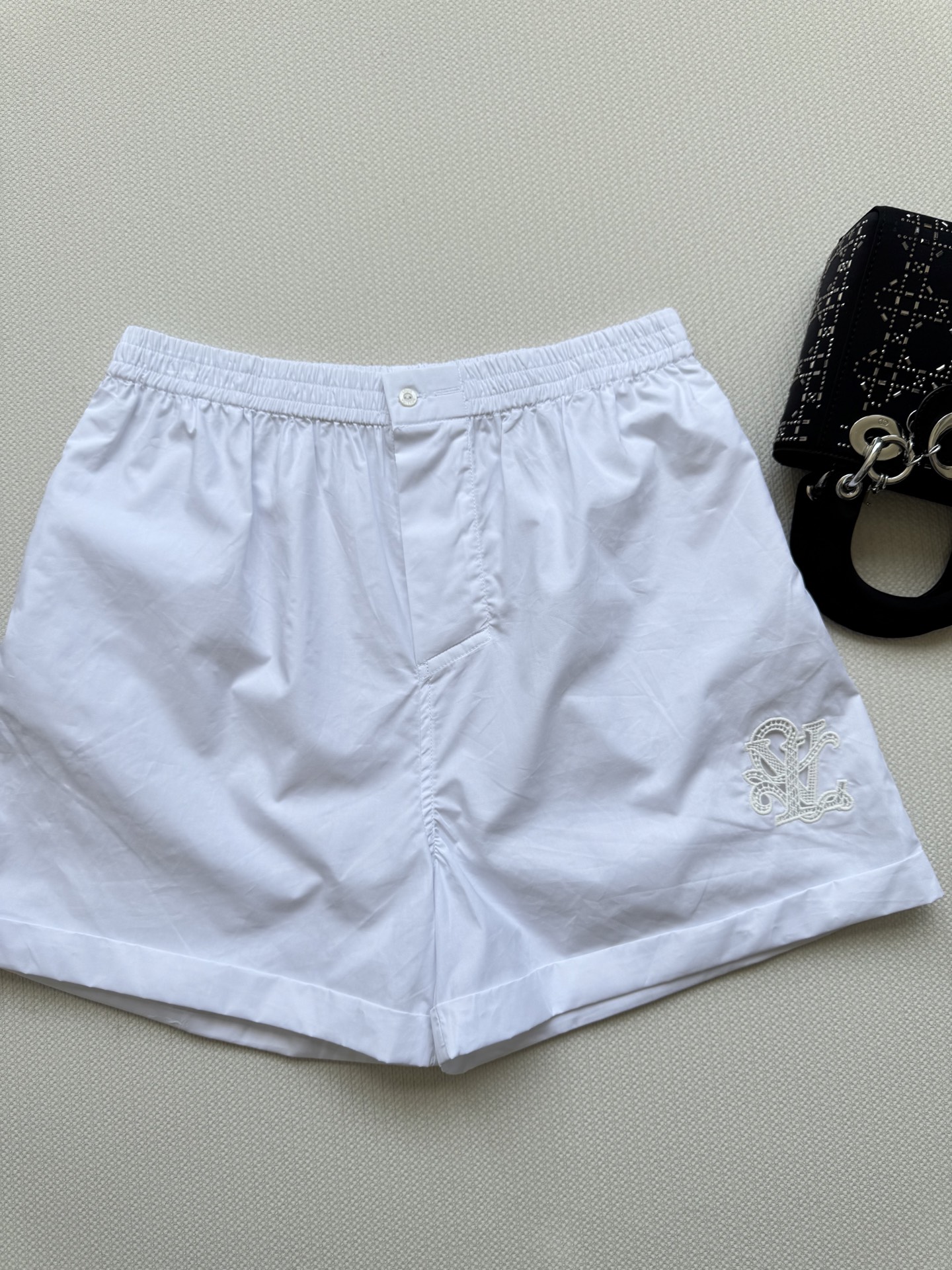 Fashionable One-Size-Fits-All Female Suit by P644 with Louis Vuitton Shorts – Elegant and Versatile - 图片 1