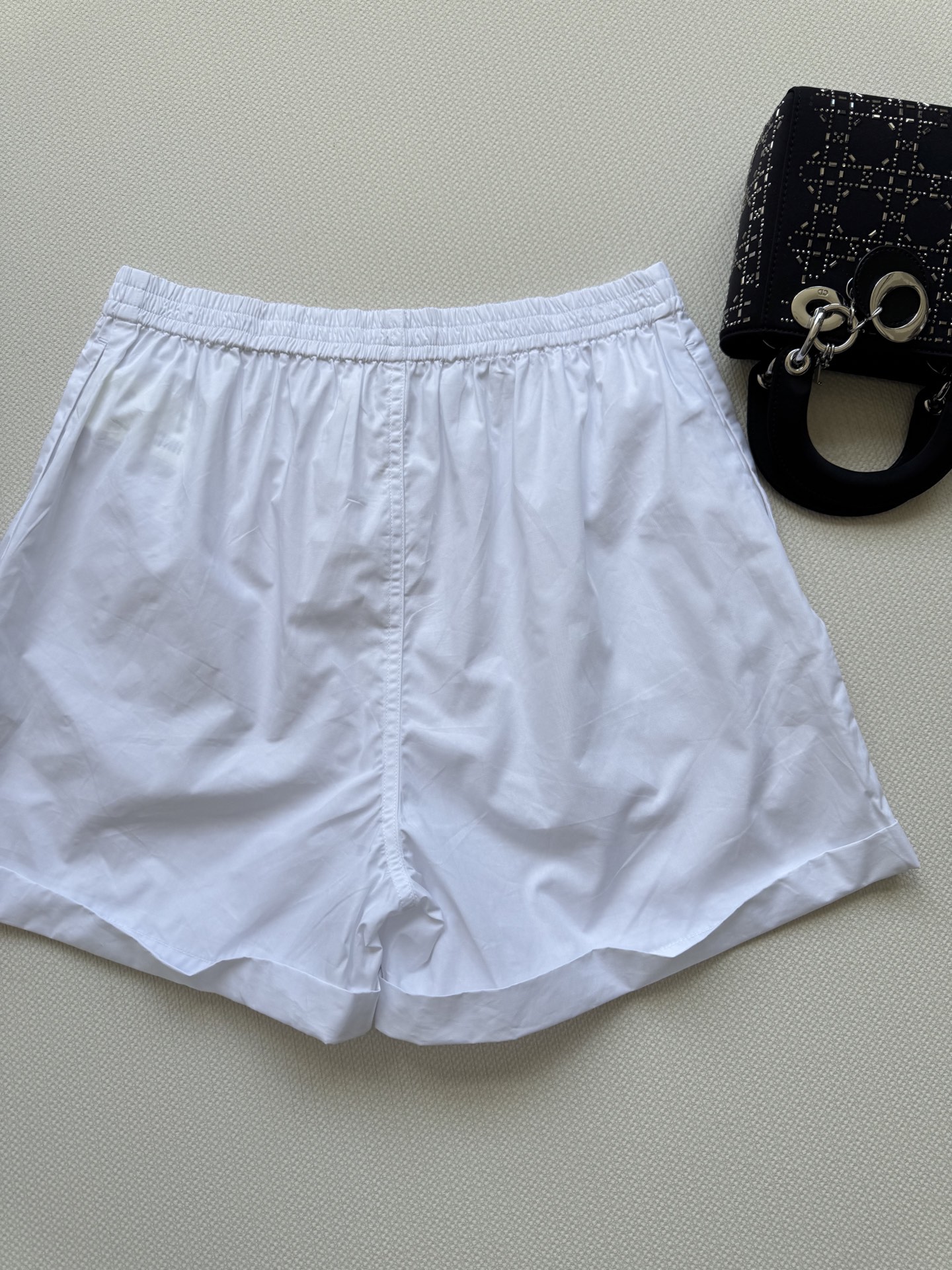 Fashionable One-Size-Fits-All Female Suit by P644 with Louis Vuitton Shorts – Elegant and Versatile - 图片 2