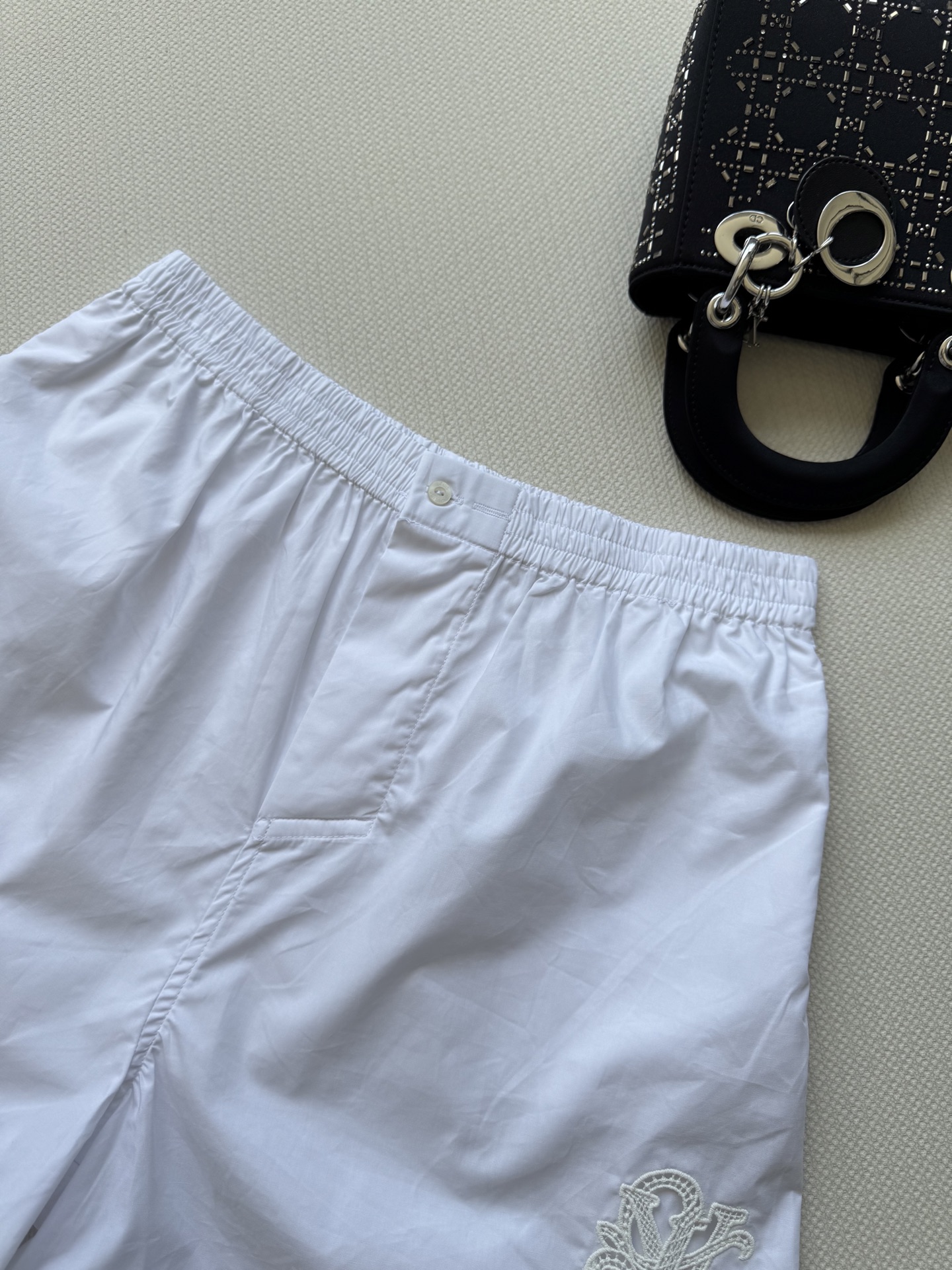 Fashionable One-Size-Fits-All Female Suit by P644 with Louis Vuitton Shorts – Elegant and Versatile - 图片 4
