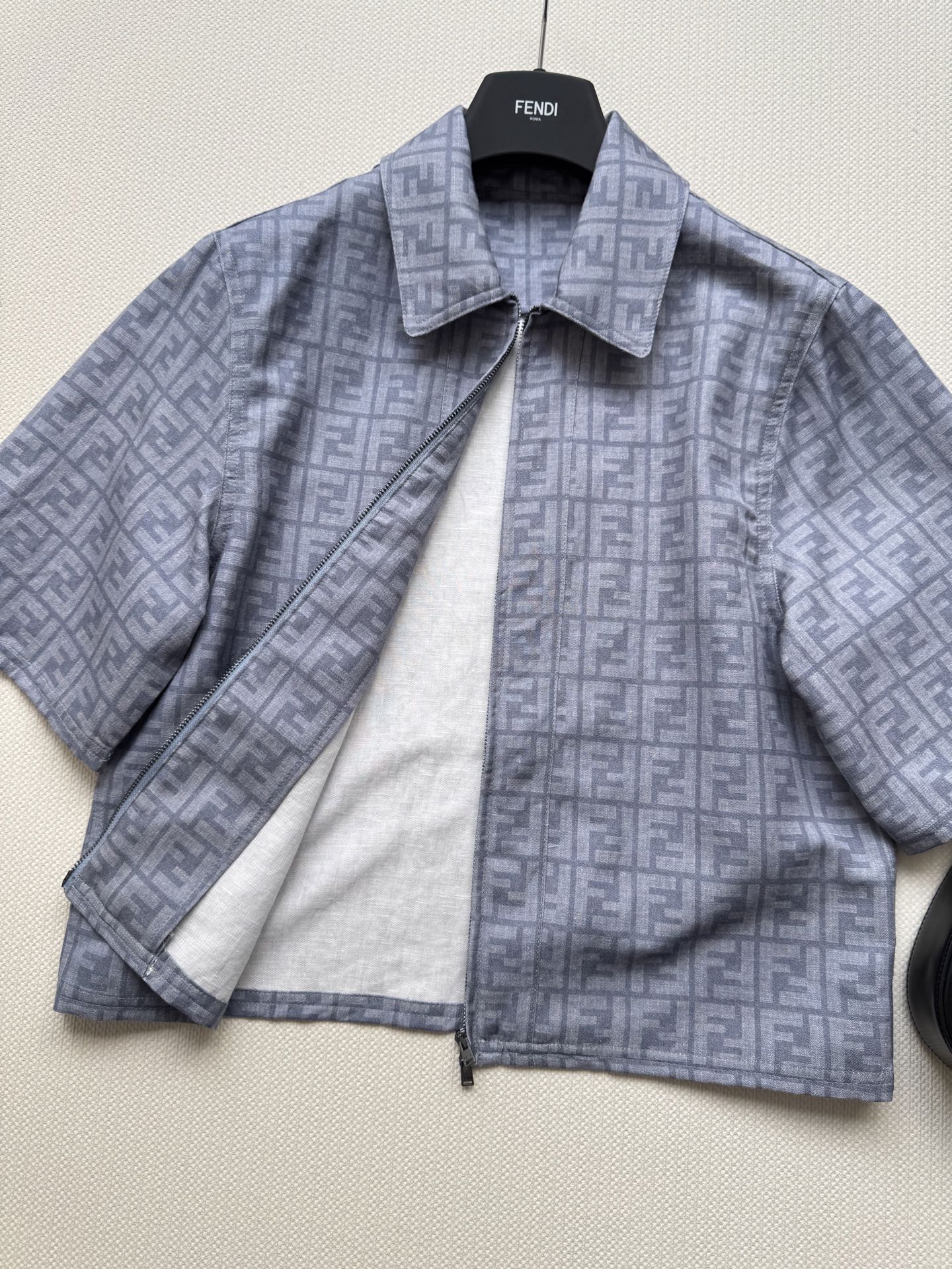 Fashionable Women’s Outfit: Original Hard-Core Design with Fend* Fabric and FF Pattern - 图片 4