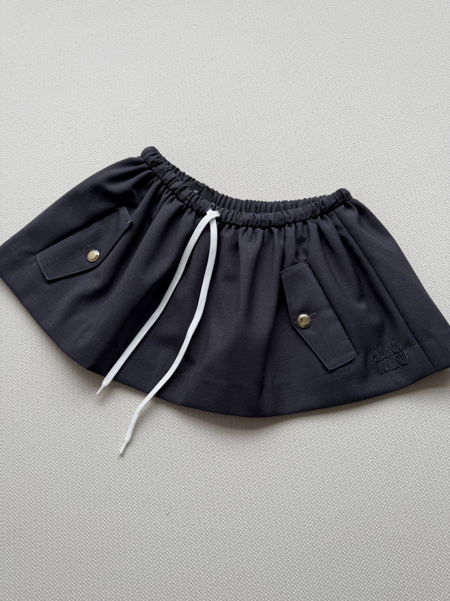 Miumi*2025新品 高腰抽绳时髦短裙
定制YB进口马海毛➕羊毛材质 工艺处理 光泽高级 舒适不扎身