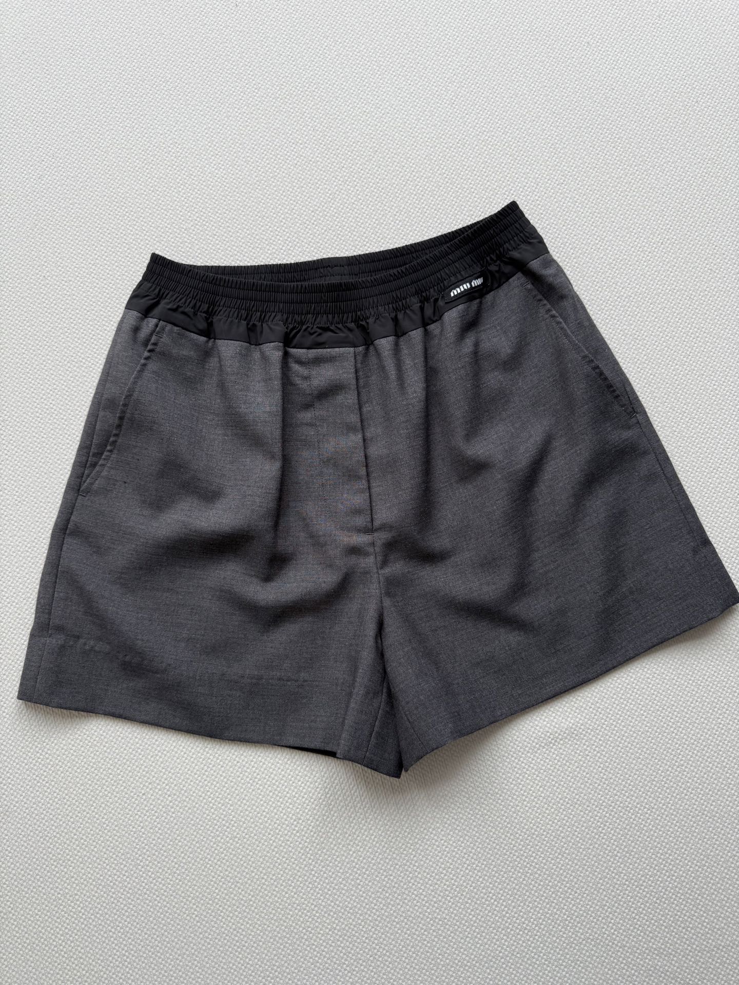 MiuMi* 🆕25Fw早秋新款 撞色松紧腰宽腿休闲短裤。原版开发！高版出品！定制版型细节全面到位！气质