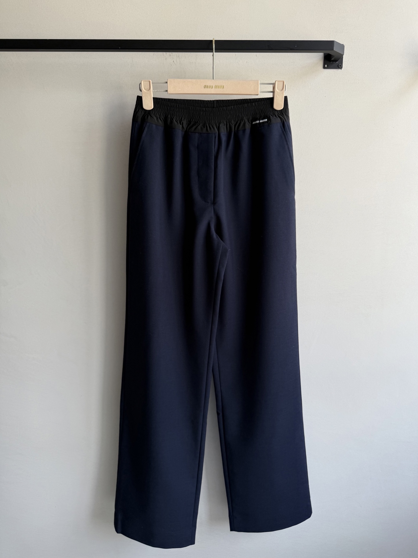 Miumi* 25FW早秋新款 纯色微标简约直筒宽松休闲裤。原版开发！高版出品！超细羊毛为这些长裤的休闲