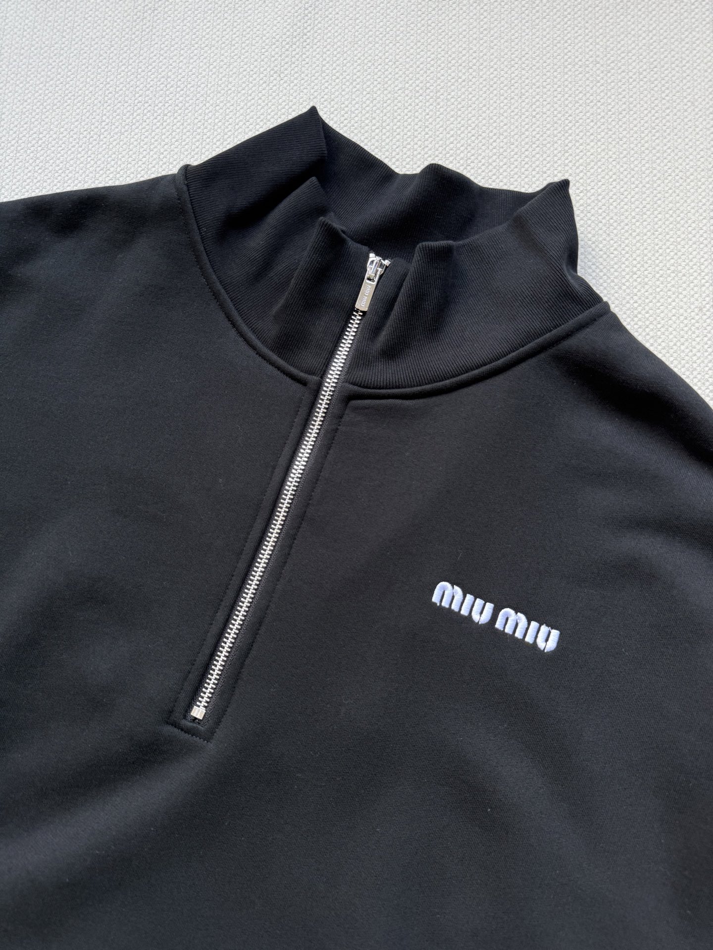 Miumi*🆕25 秋冬新款半拉链卫衣
跟去年的摇粒绒版型差不多
但材质 拉链等细节上有些变化
休闲百搭