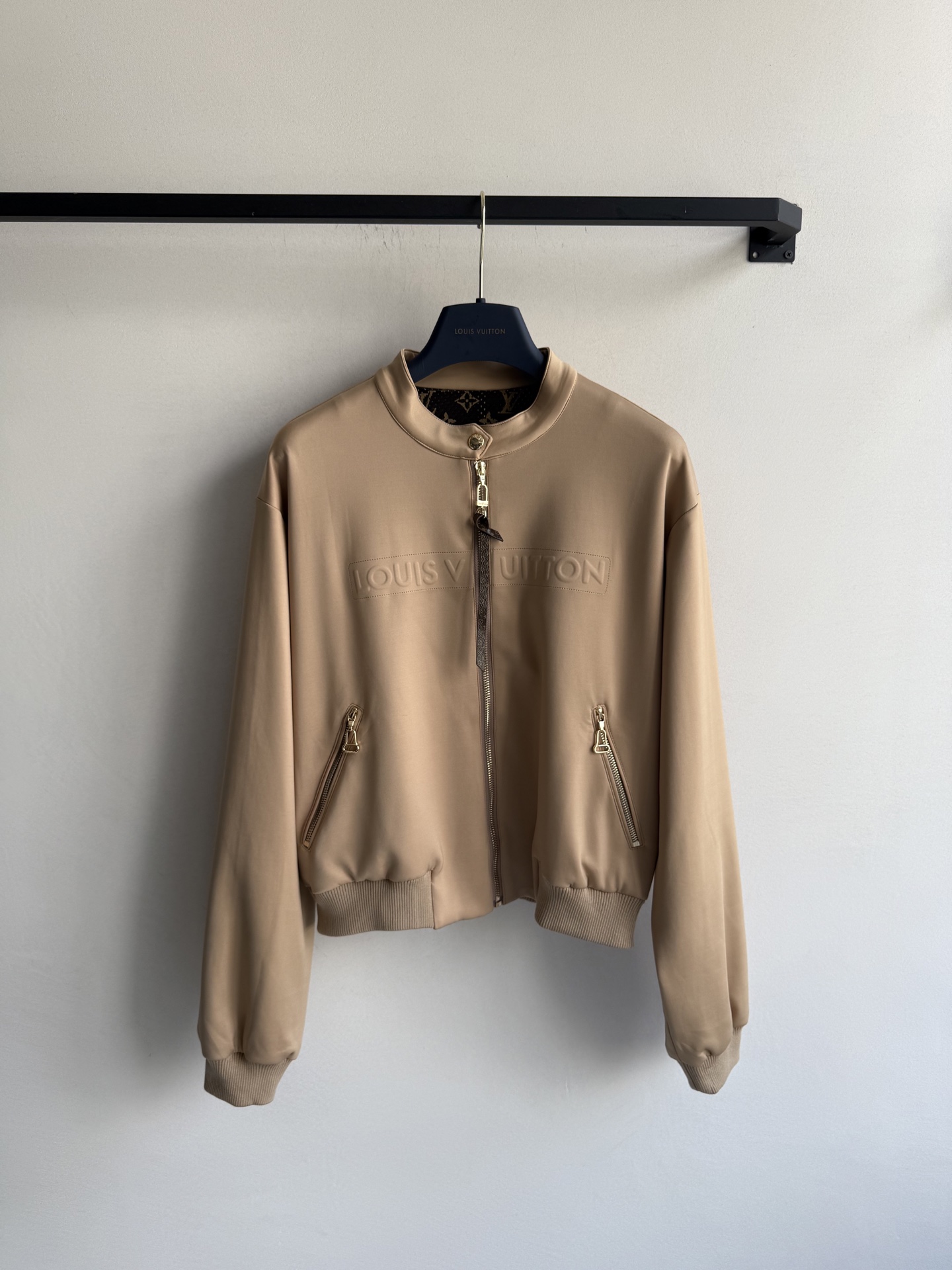 Louis Vuitto*🆕2025新品立领空气棉夹克外套🧥原版开发 高版出品 透气舒适 金属配饰都是原