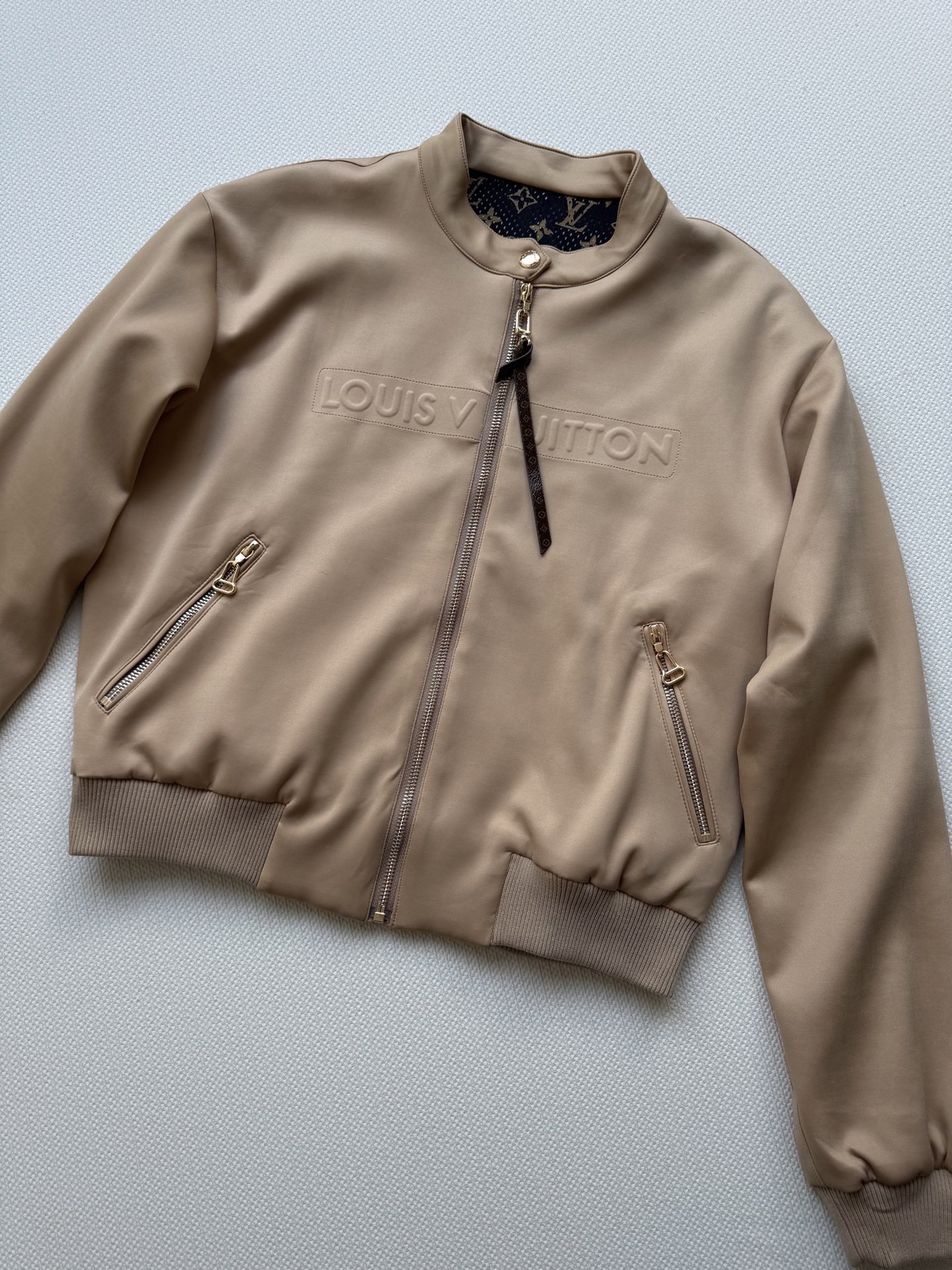 Louis Vuitto*🆕2025新品立领空气棉夹克外套🧥原版开发 高版出品 透气舒适 金属配饰都是原