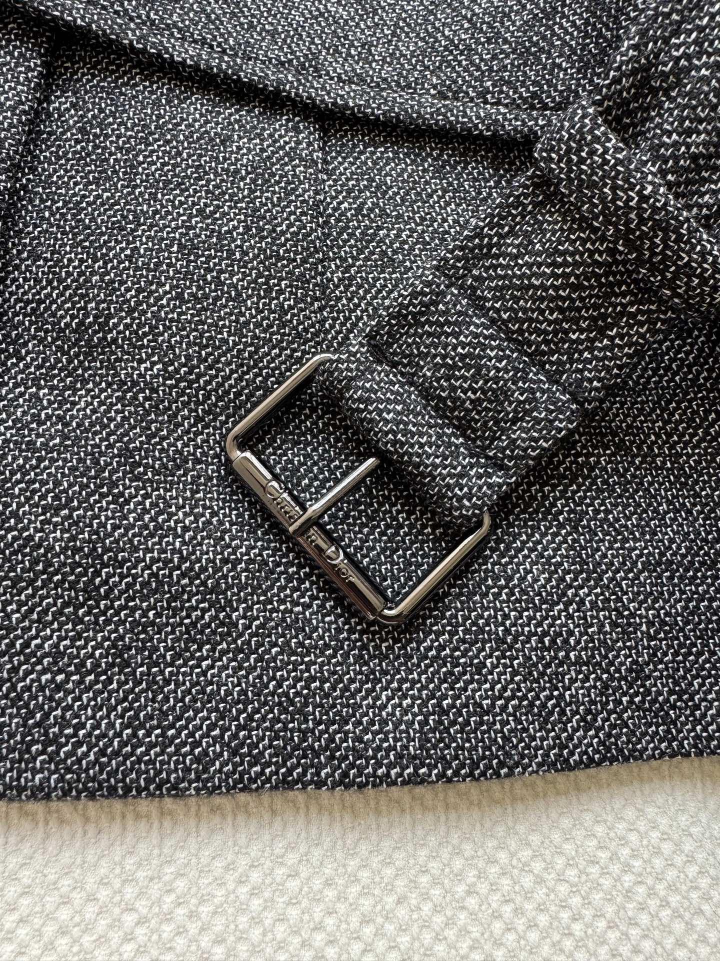 Dio*🆕小外套，丝毛面料，里衬真丝面料透气舒适，质感很显品质，简约的剪裁很显大气，佩戴腰带很时髦，上身