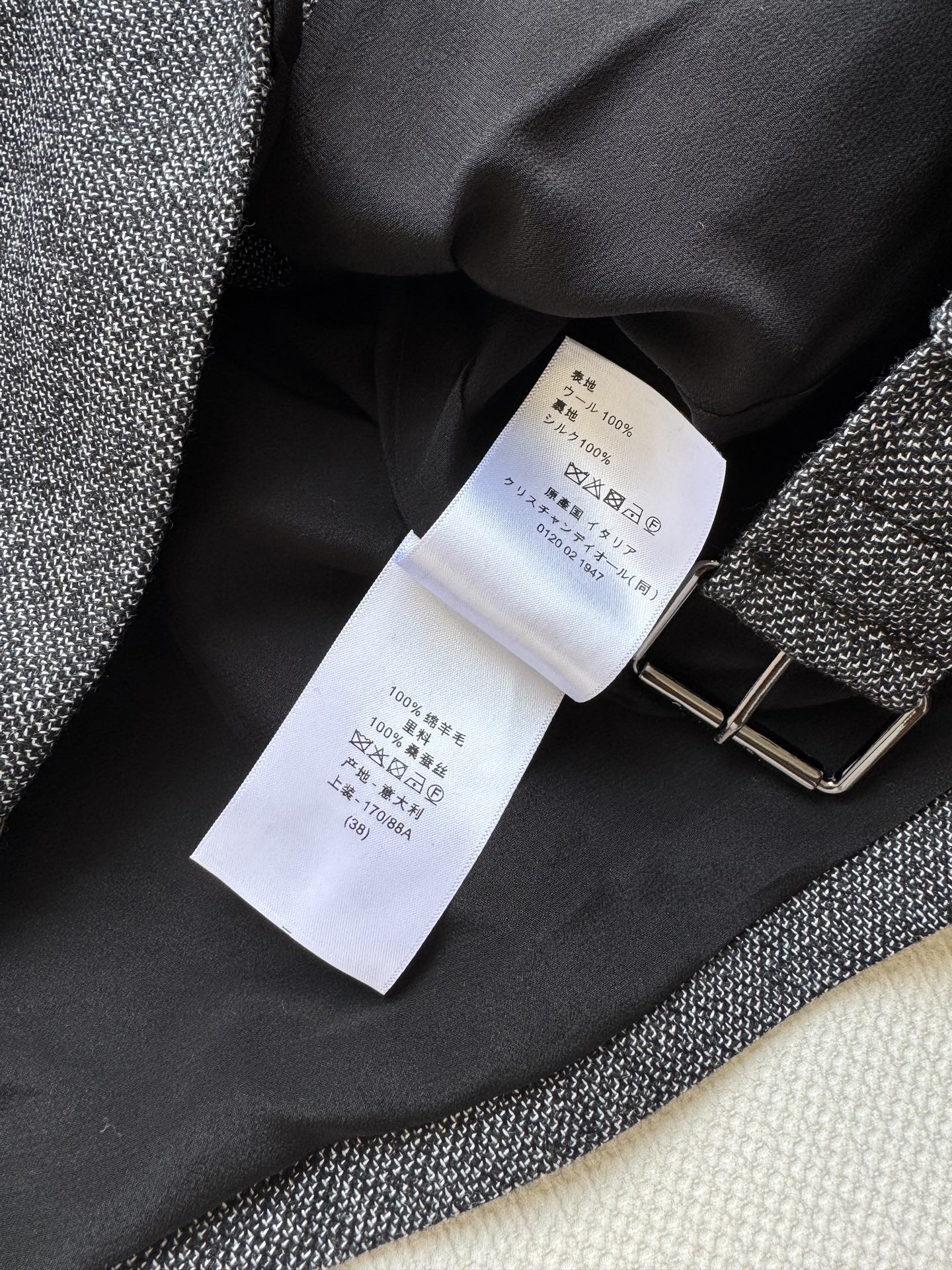 Dio*🆕小外套，丝毛面料，里衬真丝面料透气舒适，质感很显品质，简约的剪裁很显大气，佩戴腰带很时髦，上身