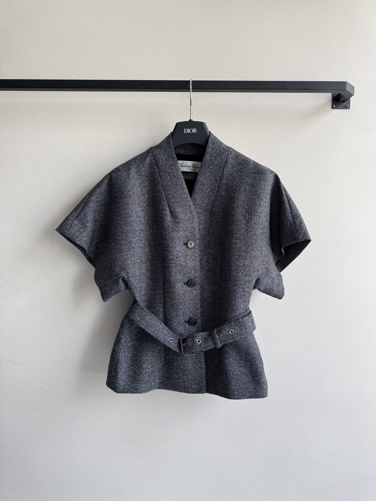 Dio*🆕小外套，丝毛面料，里衬真丝面料透气舒适，质感很显品质，简约的剪裁很显大气，佩戴腰带很时髦，上身